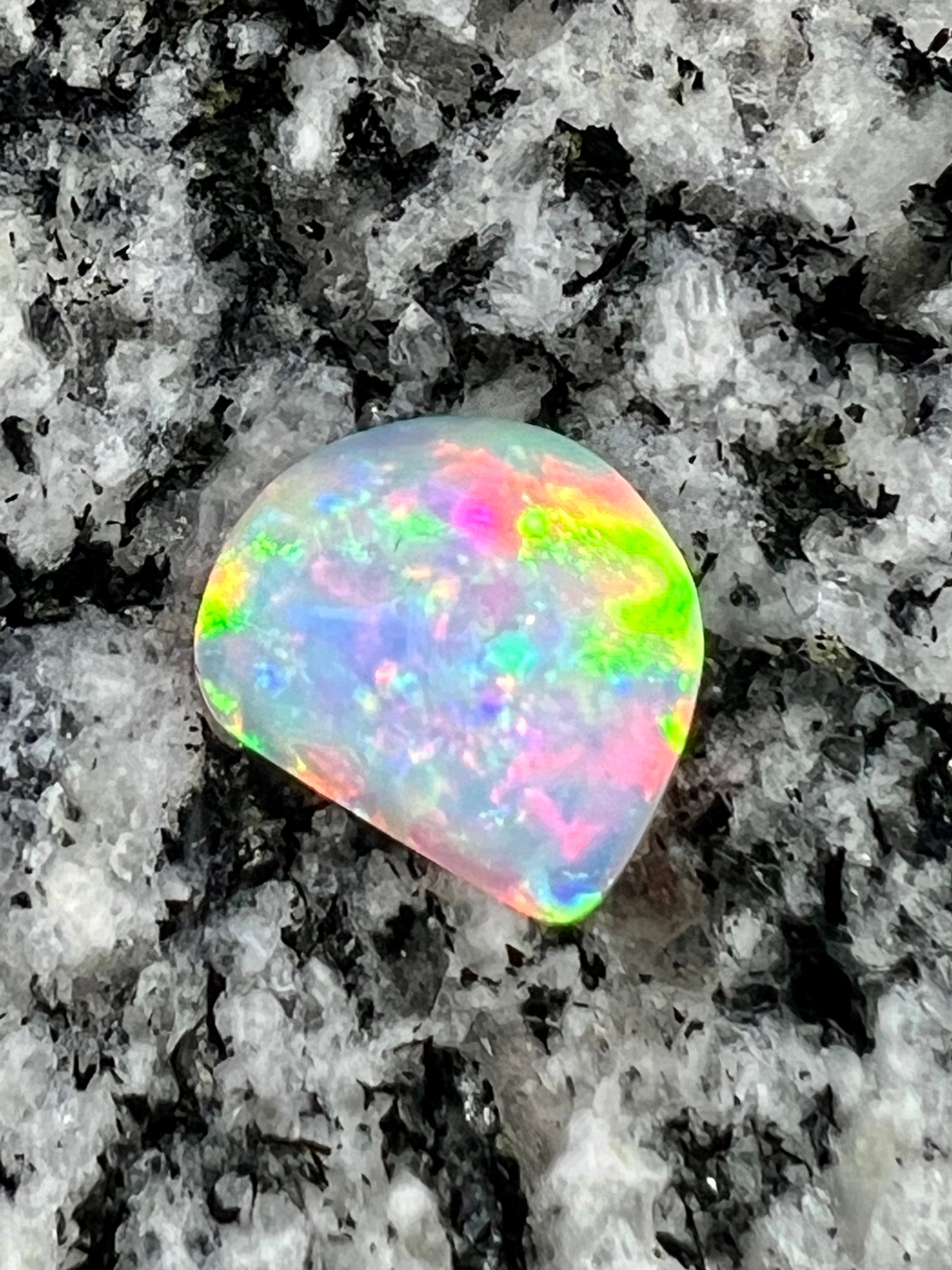 3,36 ct extreem bright 2 - sided Crystal opal