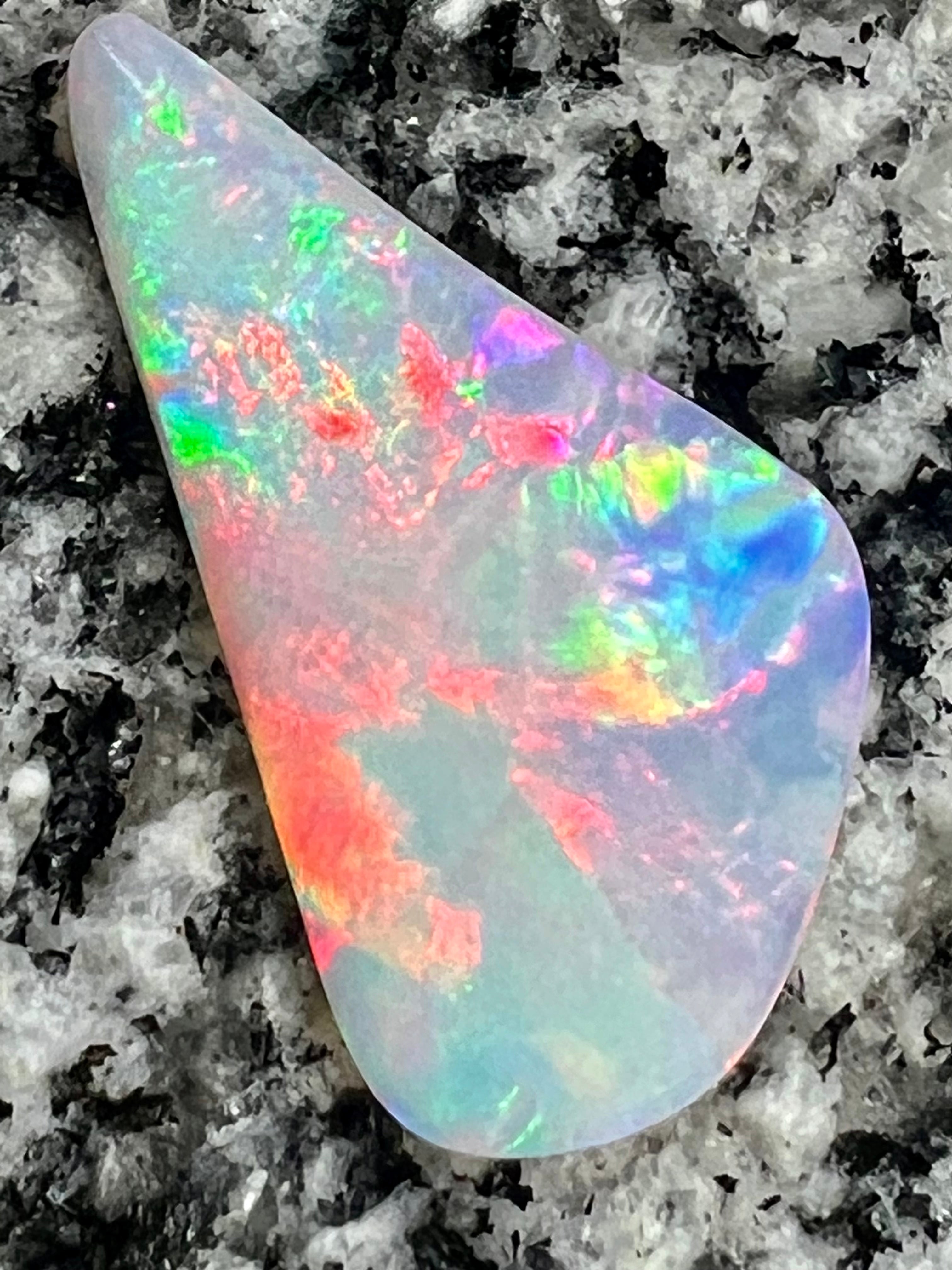 11,68ct extreem bright directional opal