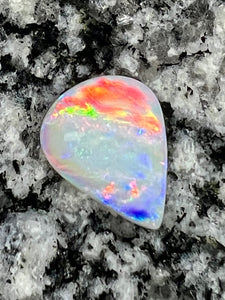 3,82 ct every color of the rainbow extreem bright opal