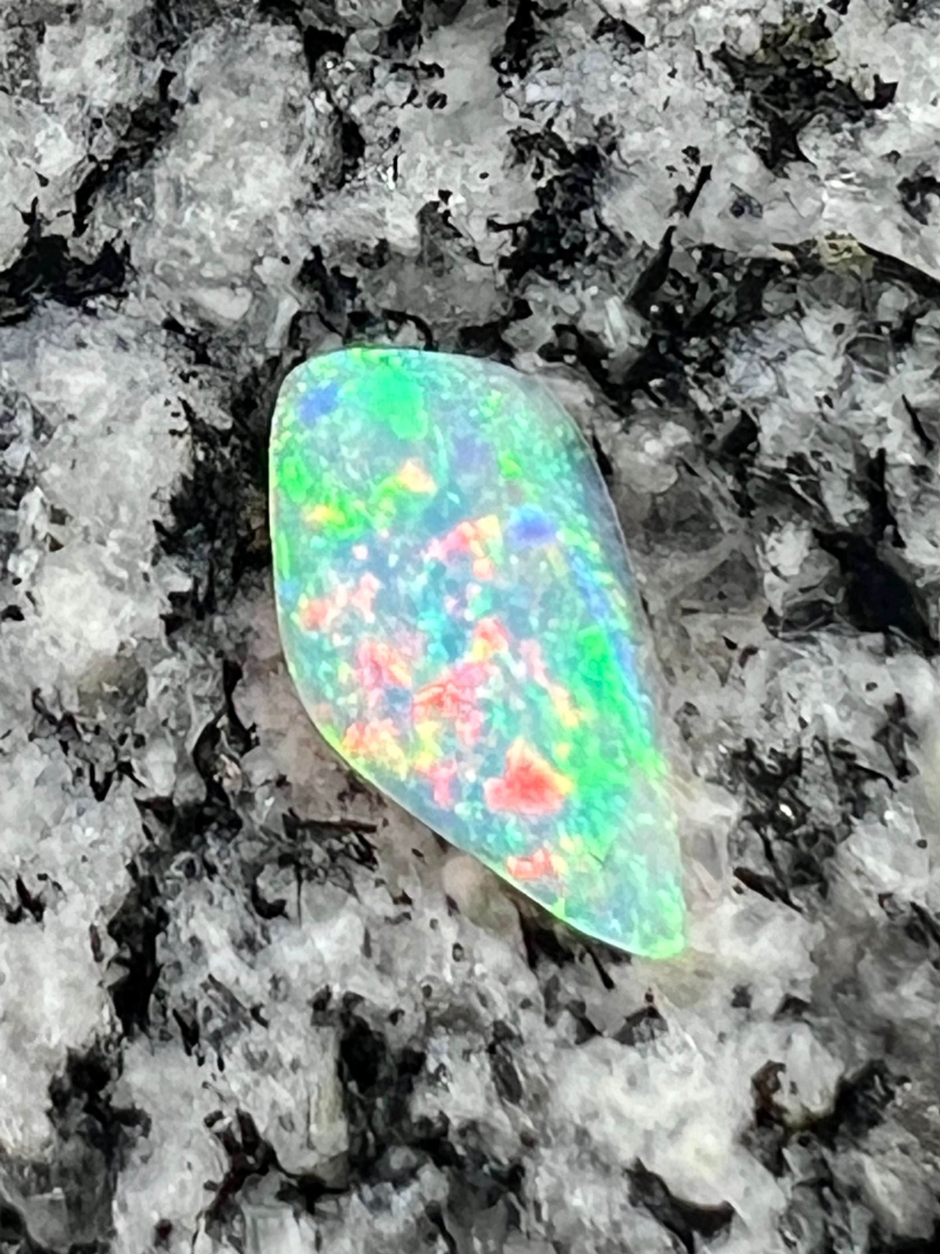 1,58 ct fully saturated non directional 2-sided crystal opal