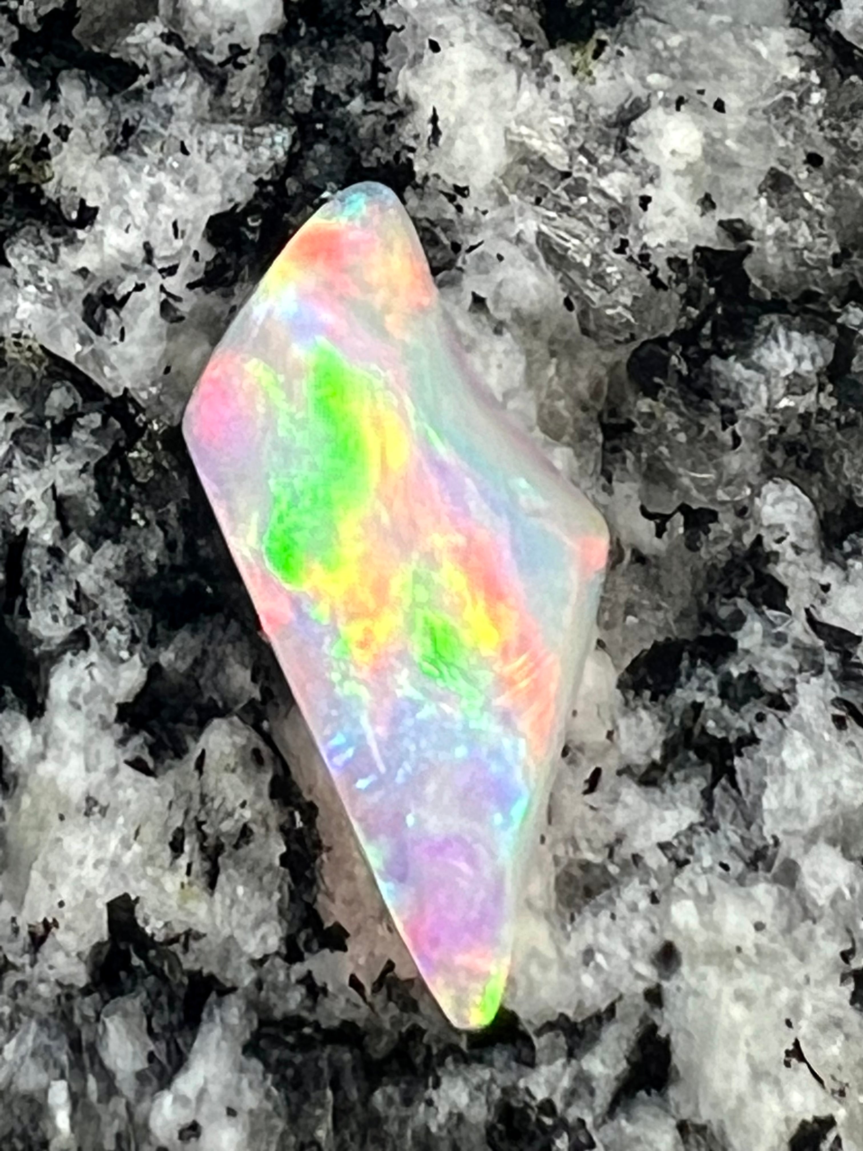 3,72ct brilliant rainbow colors 2 sided opal