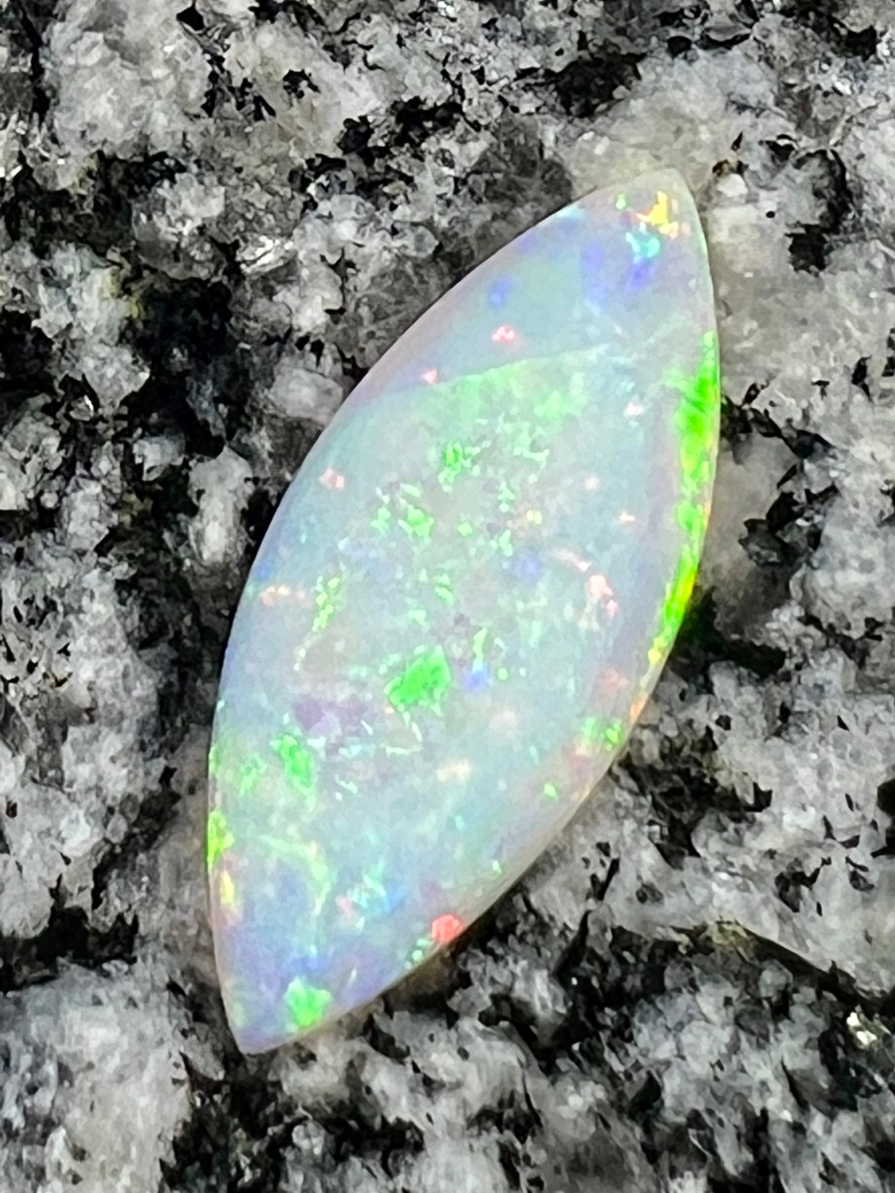 5,61 ct fully saturated crystal opal