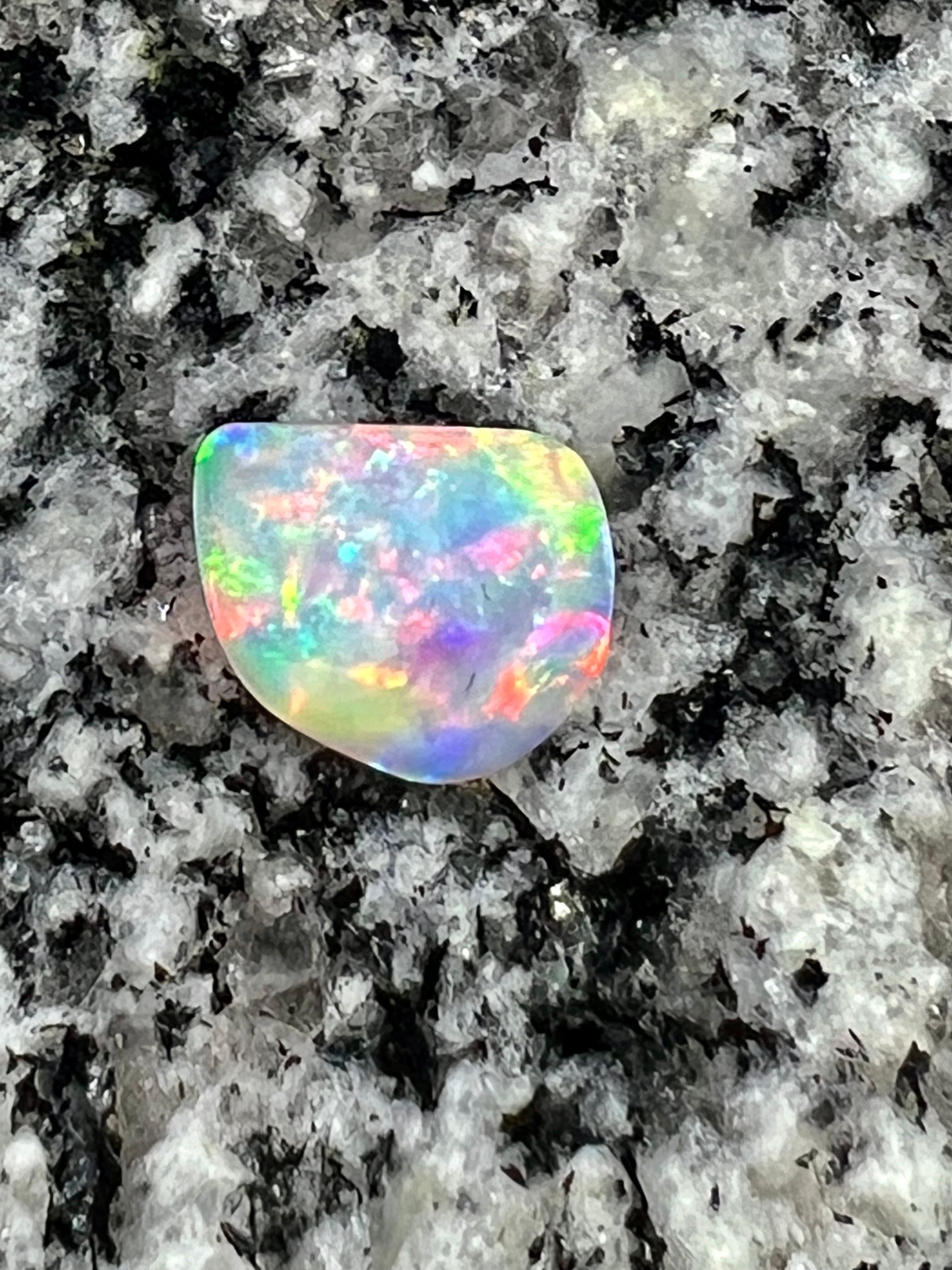 3,36 ct extreem bright 2 - sided Crystal opal