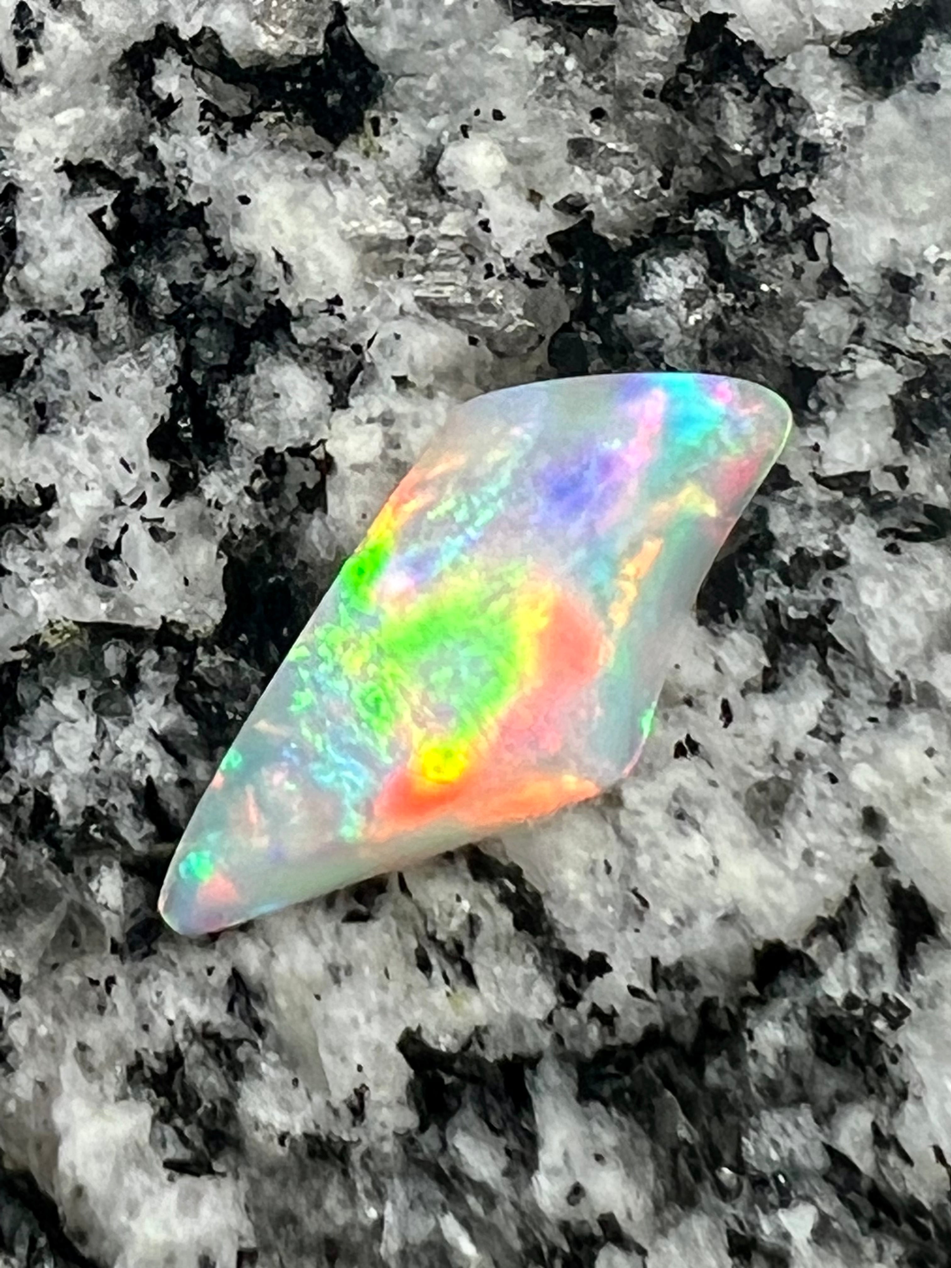 3,72ct brilliant rainbow colors 2 sided opal