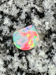 3,36 ct extreem bright 2 - sided Crystal opal