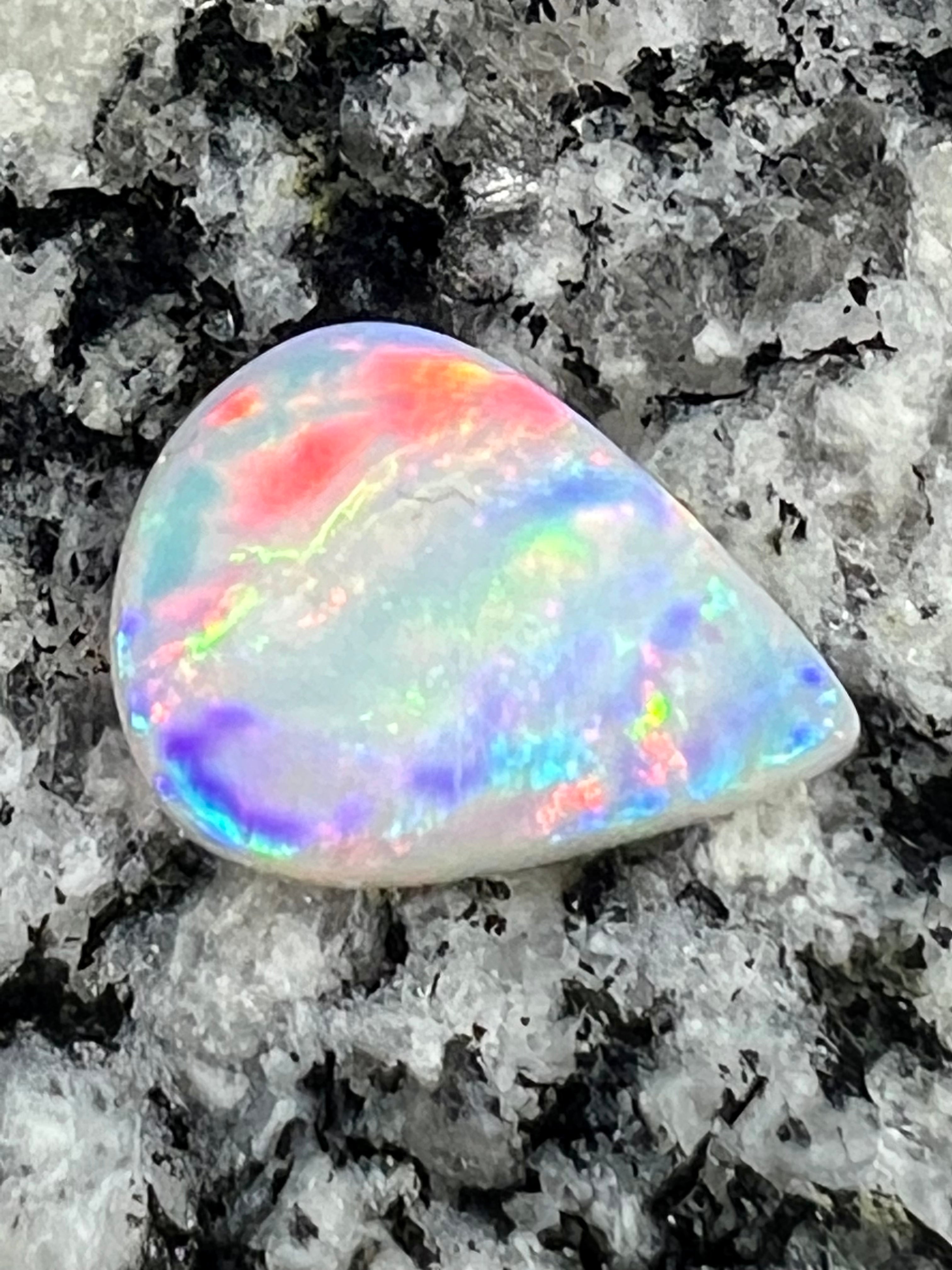 3,82 ct every color of the rainbow extreem bright opal