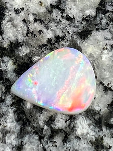 3,82 ct every color of the rainbow extreem bright opal