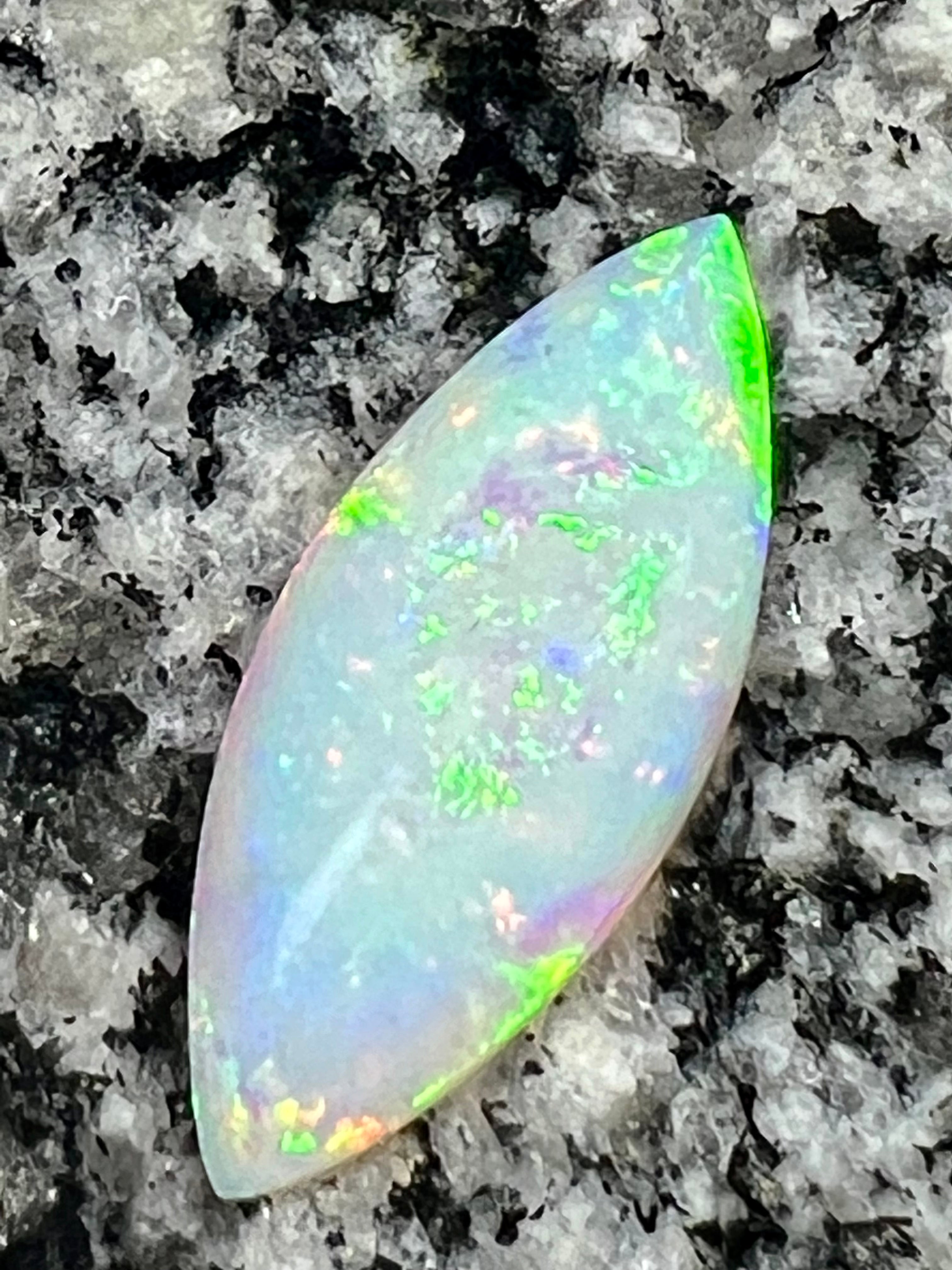 5,61 ct fully saturated crystal opal