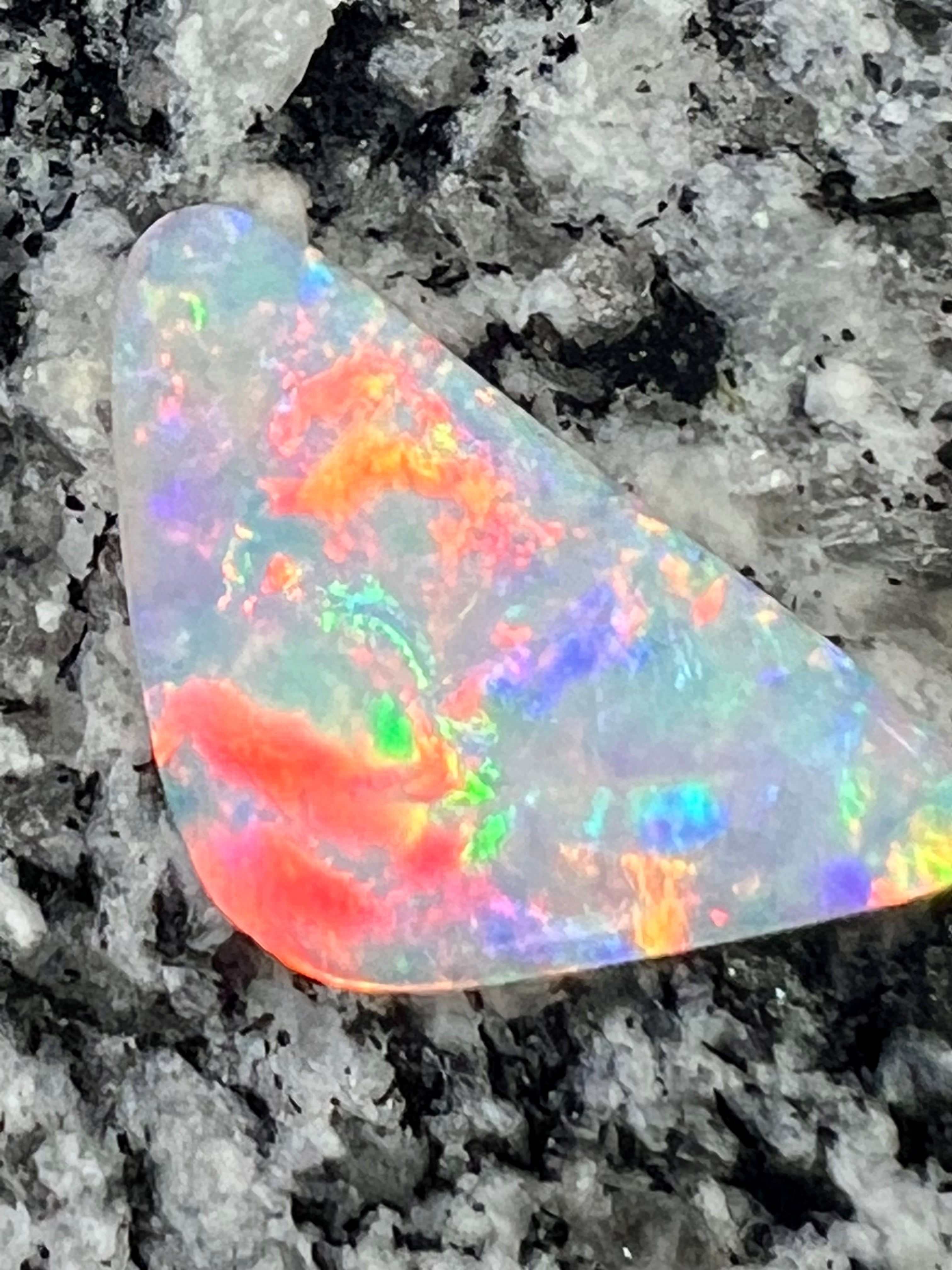 8,19ct rolling rainbow flashfire 2 sided opal