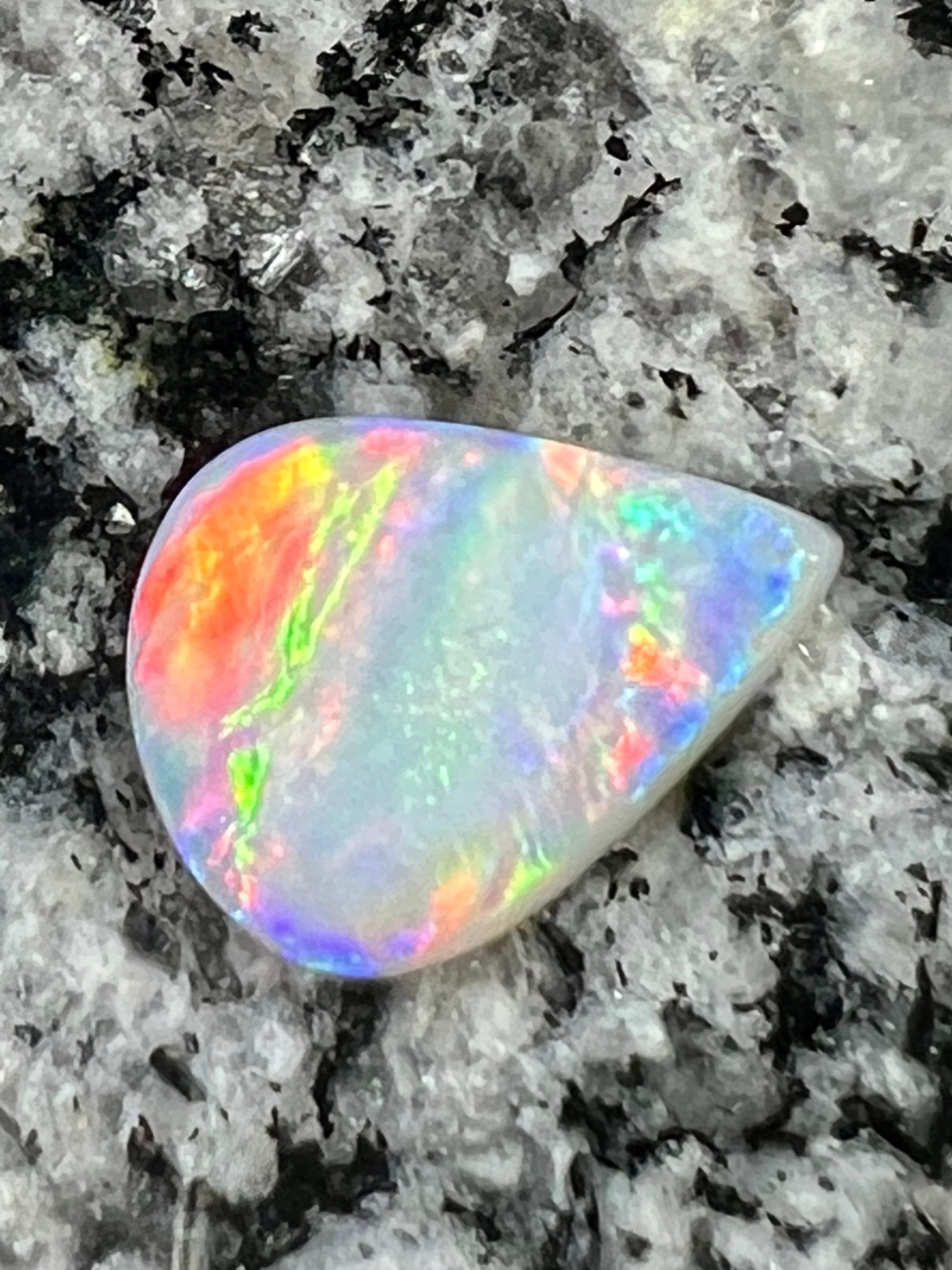 3,82 ct every color of the rainbow extreem bright opal