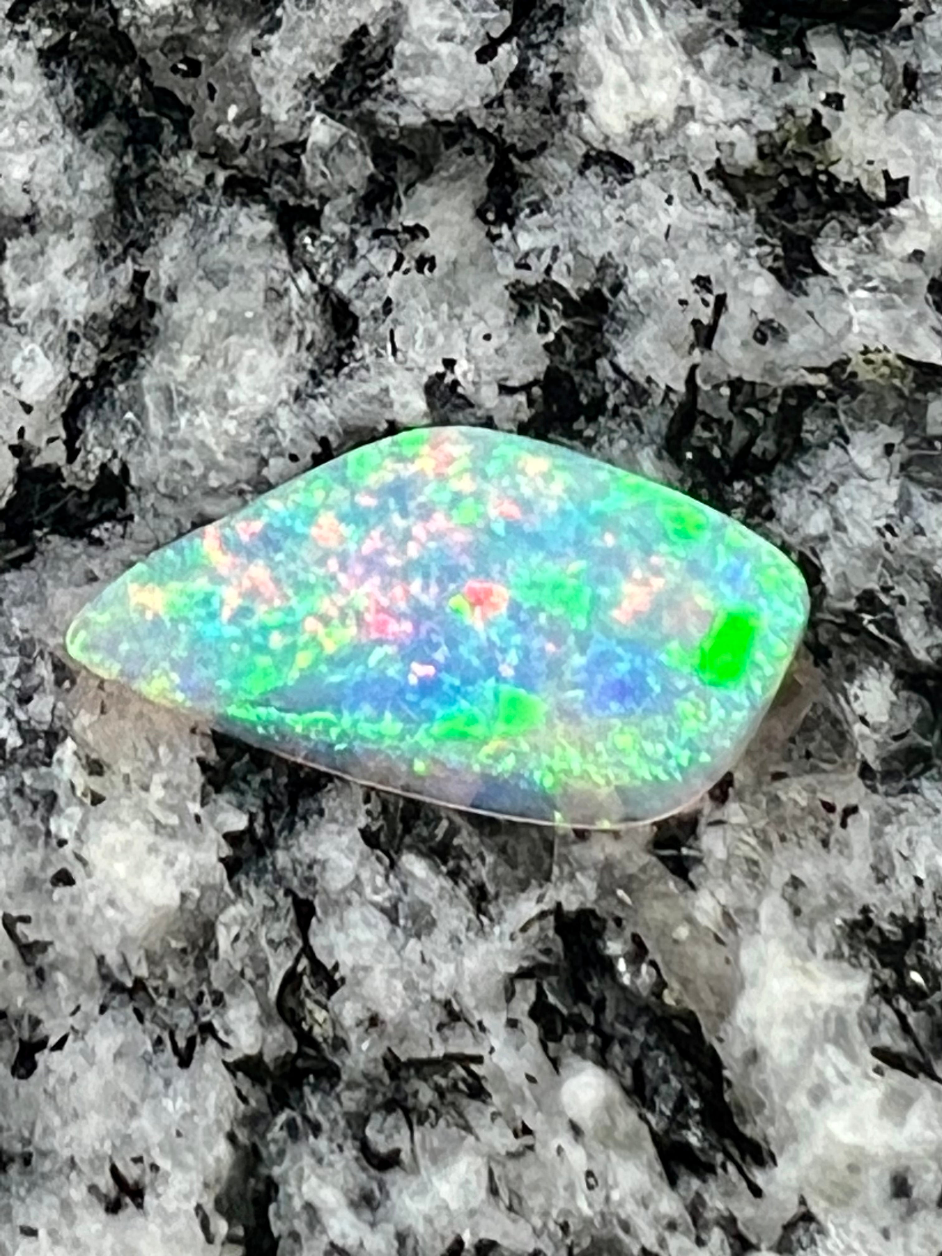 1,58 ct fully saturated non directional 2-sided crystal opal