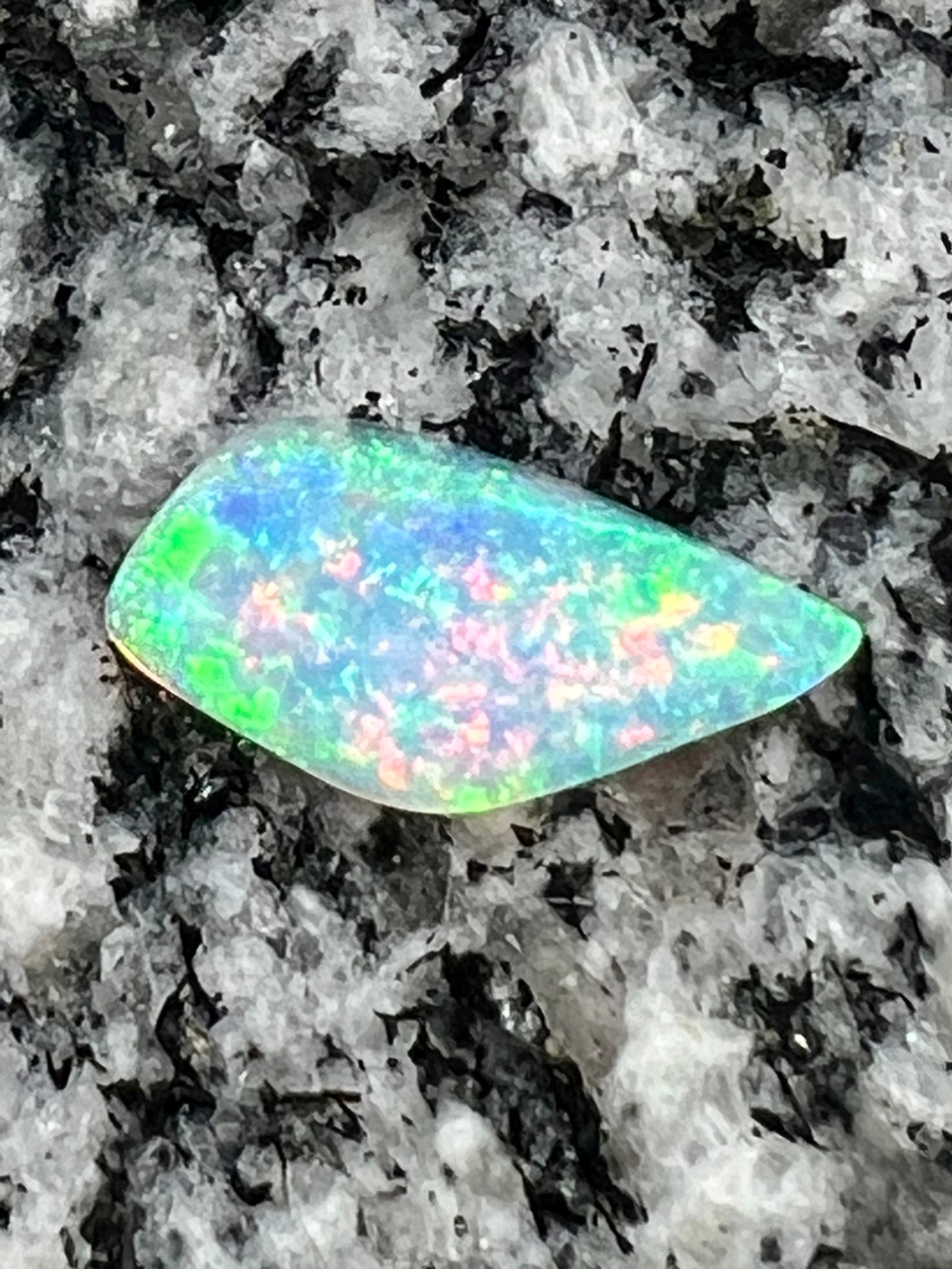 1,58 ct fully saturated non directional 2-sided crystal opal