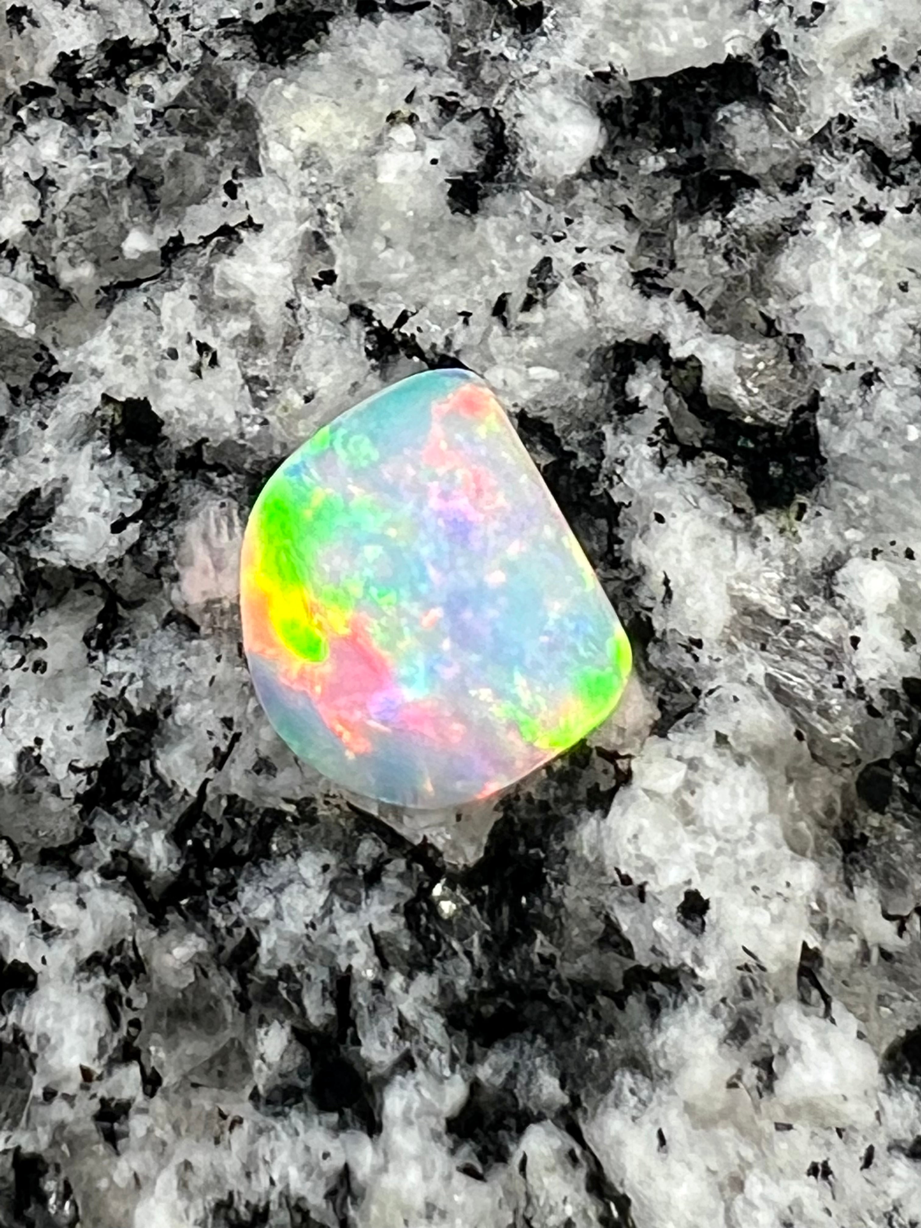 3,36 ct extreem bright 2 - sided Crystal opal