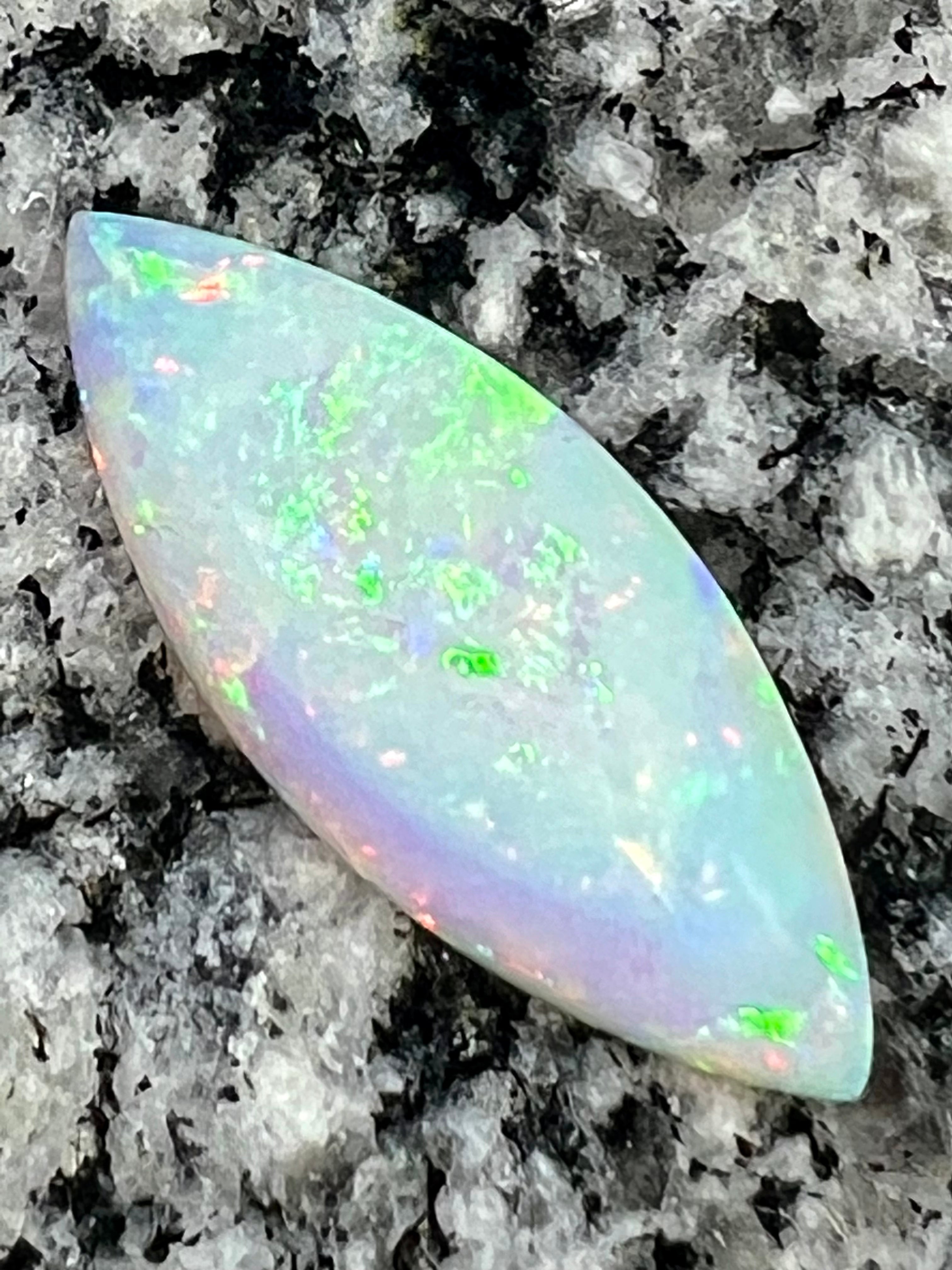 5,61 ct fully saturated crystal opal