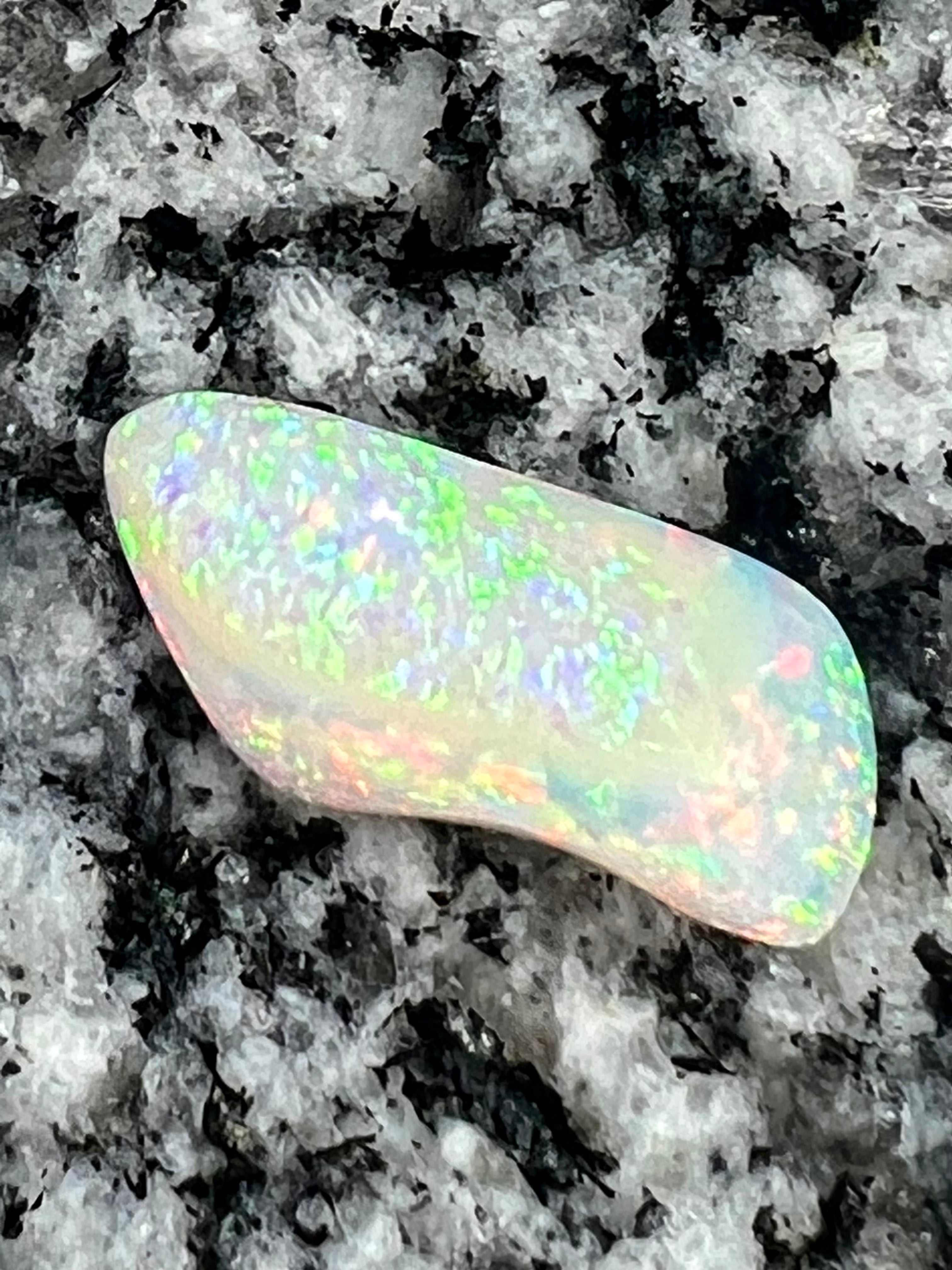 7,6 ct 2-sided fully saturated non directional opal