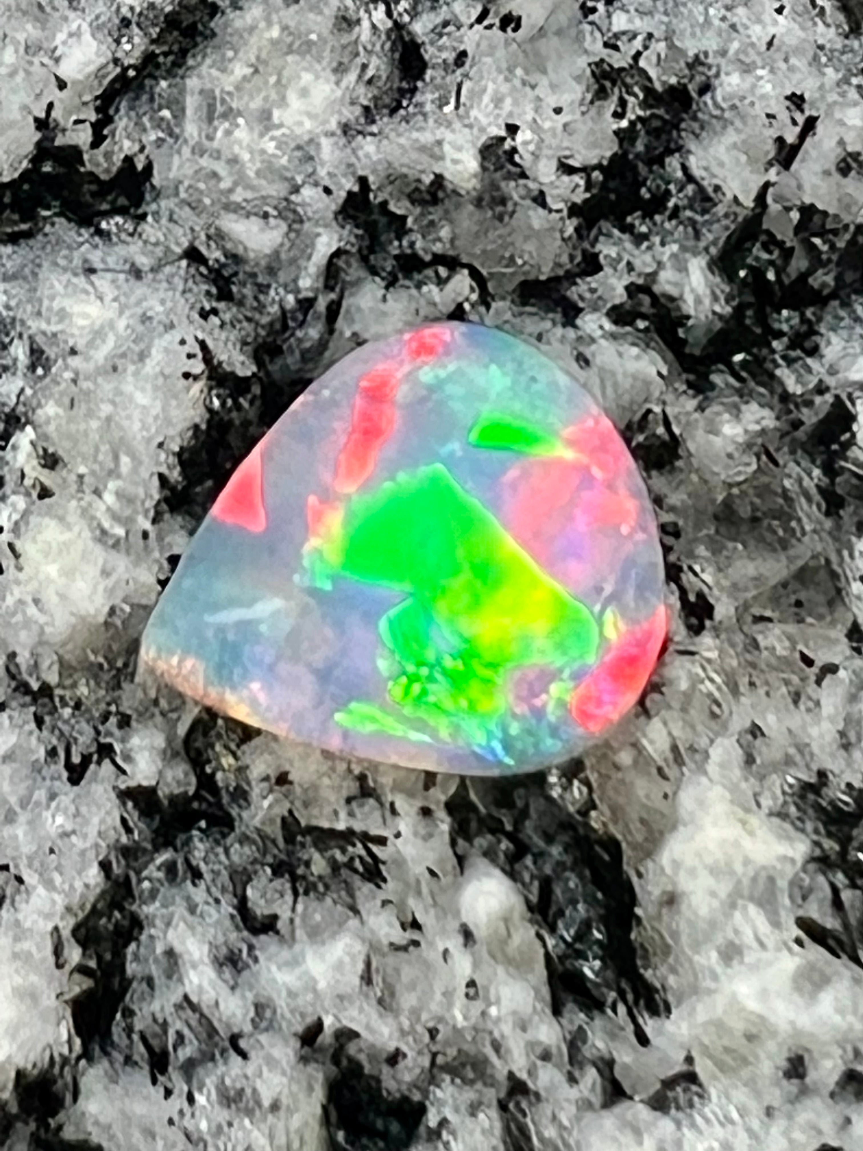 1,16 ct extreem bright 2- sided Crystal opal