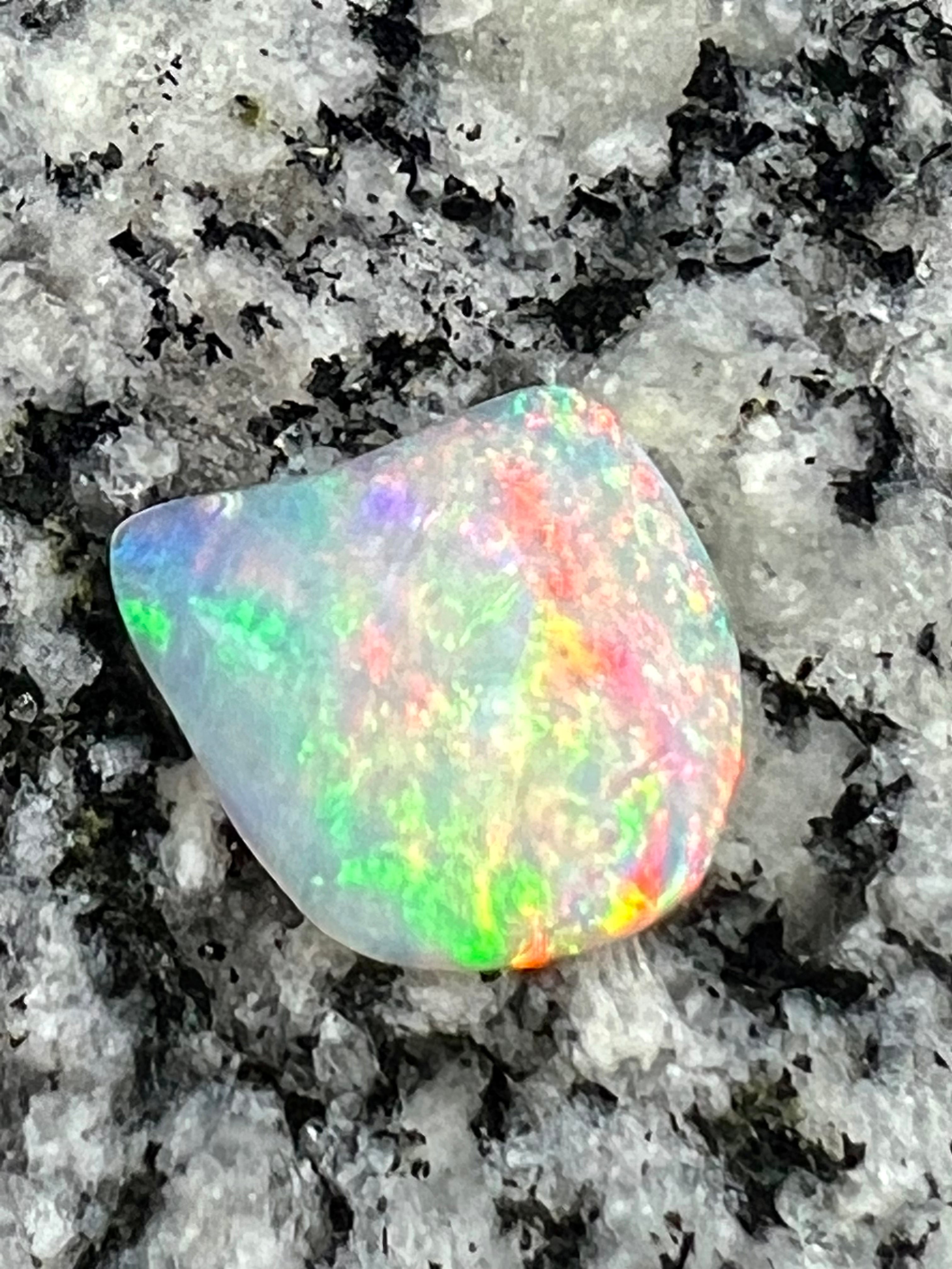 4,96 ct 2-sided fully saturated crystal opal