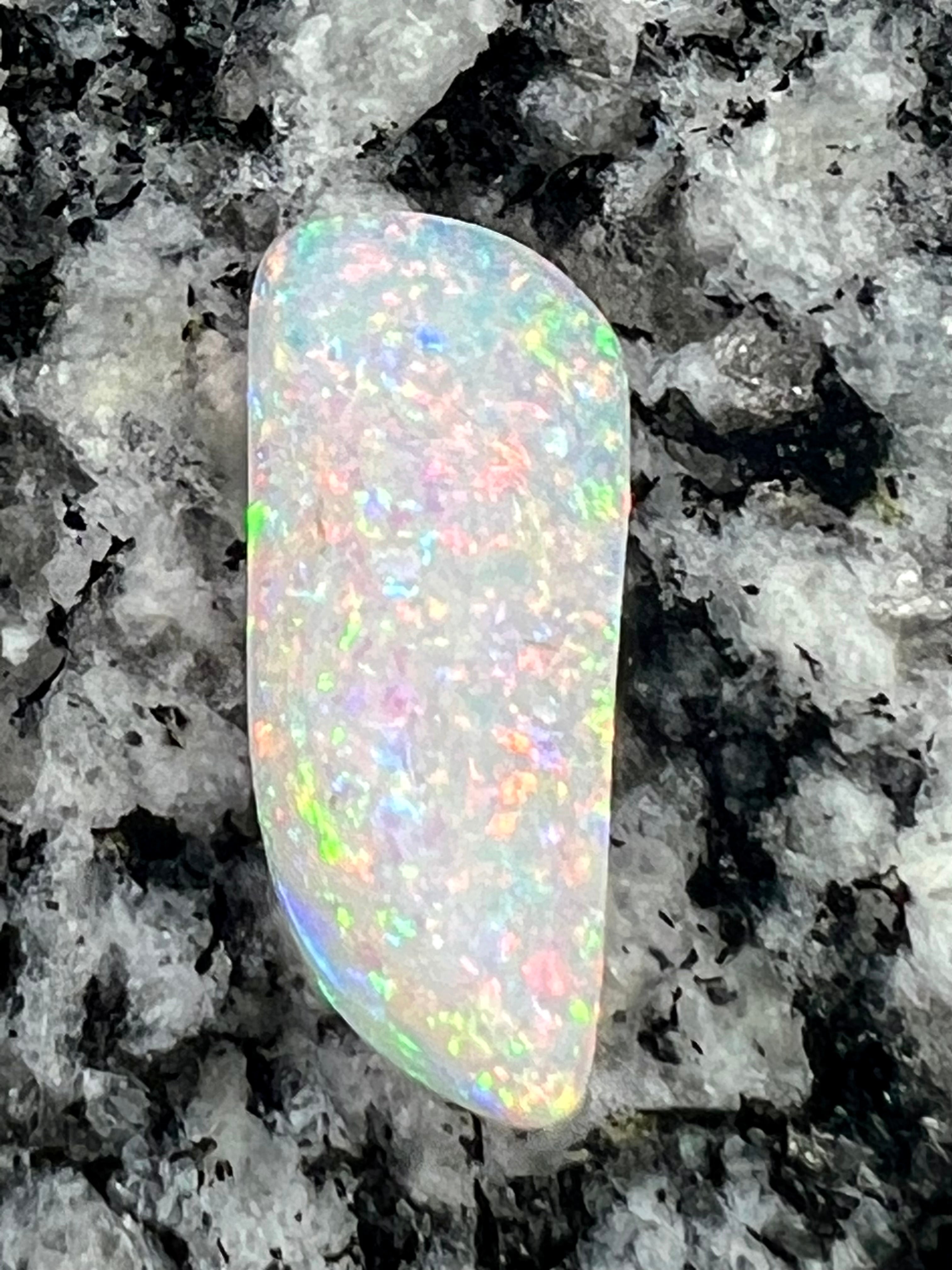 7,6 ct 2-sided fully saturated non directional opal