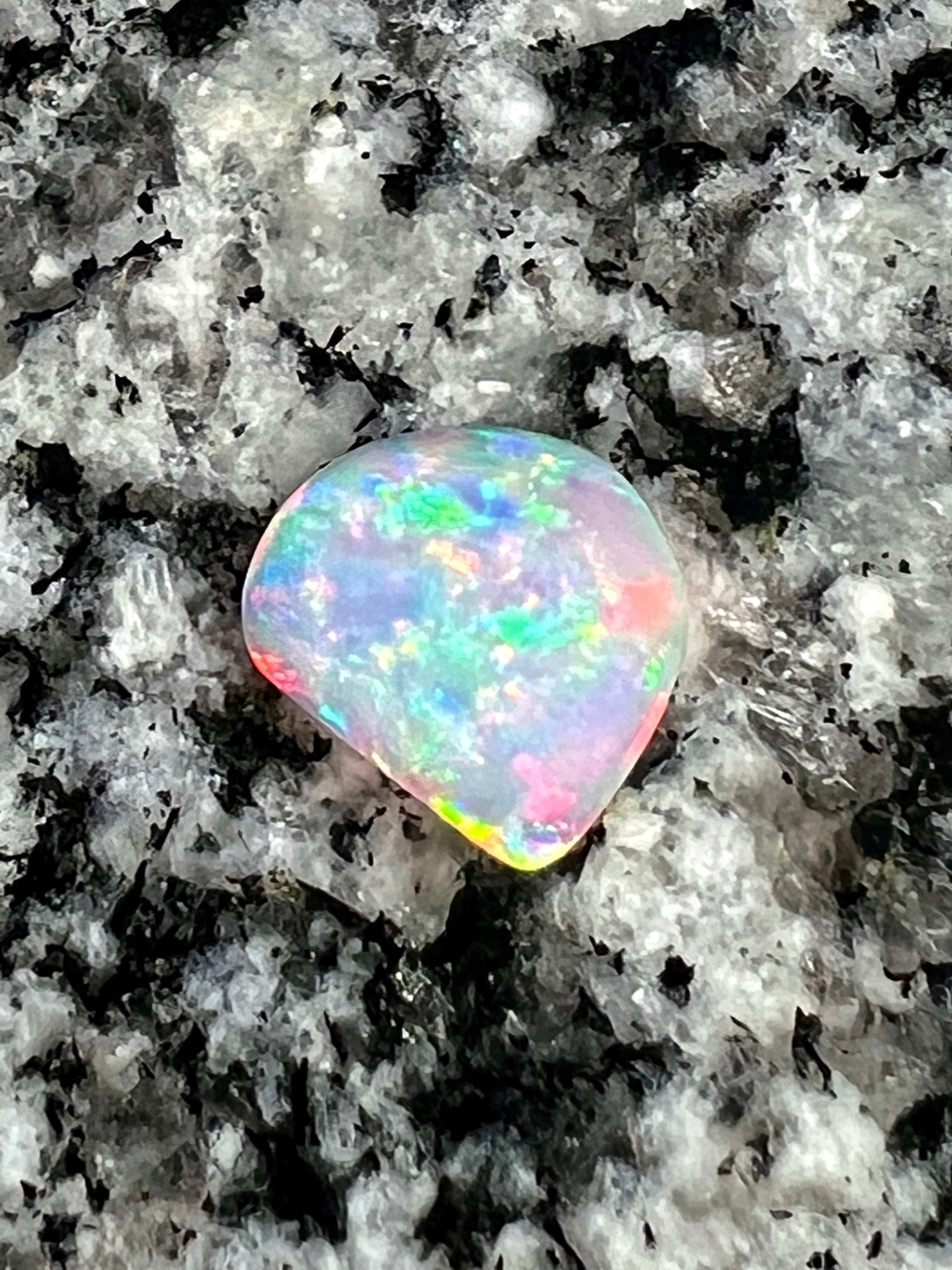 3,36 ct extreem bright 2 - sided Crystal opal