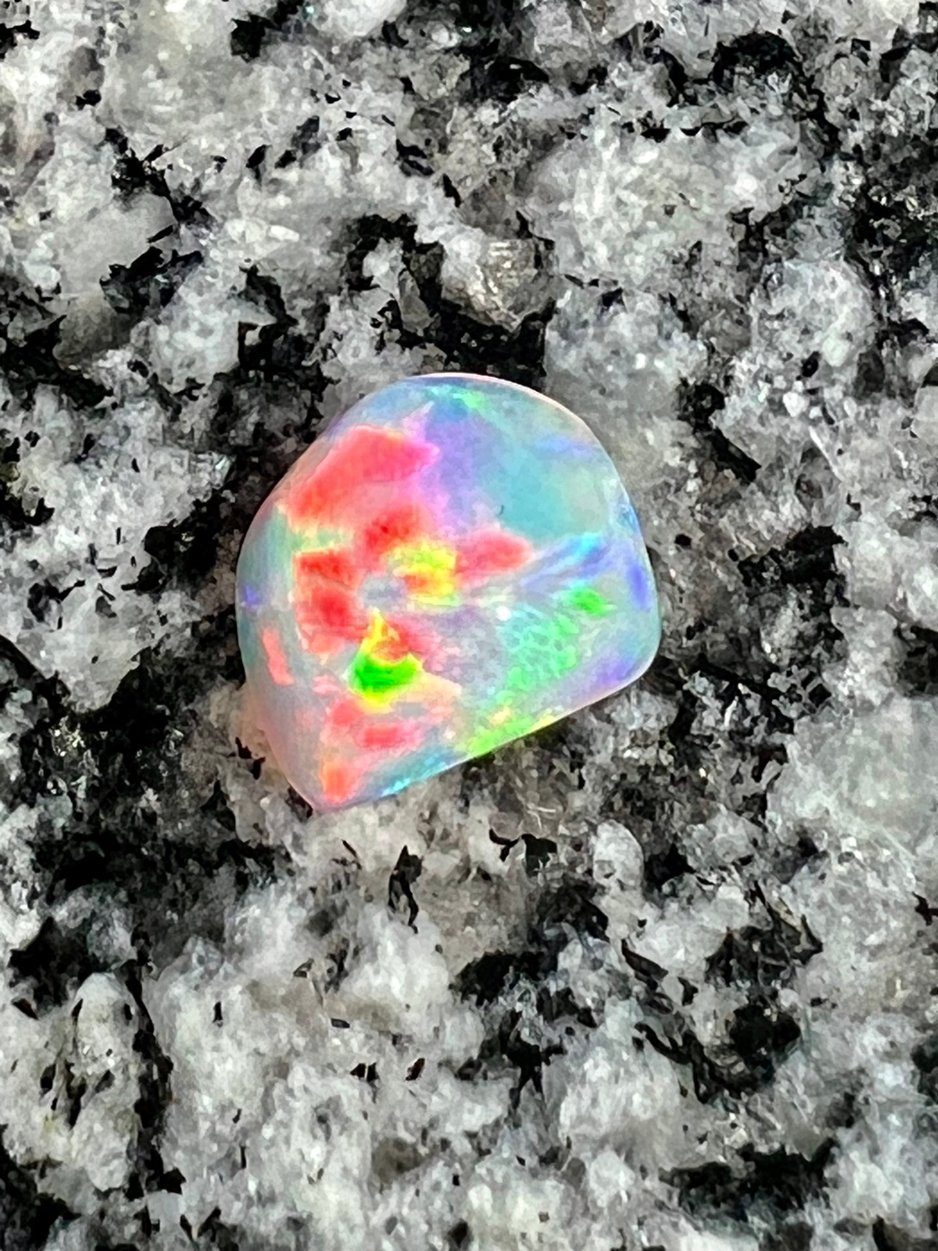 3,36 ct extreem bright 2 - sided Crystal opal