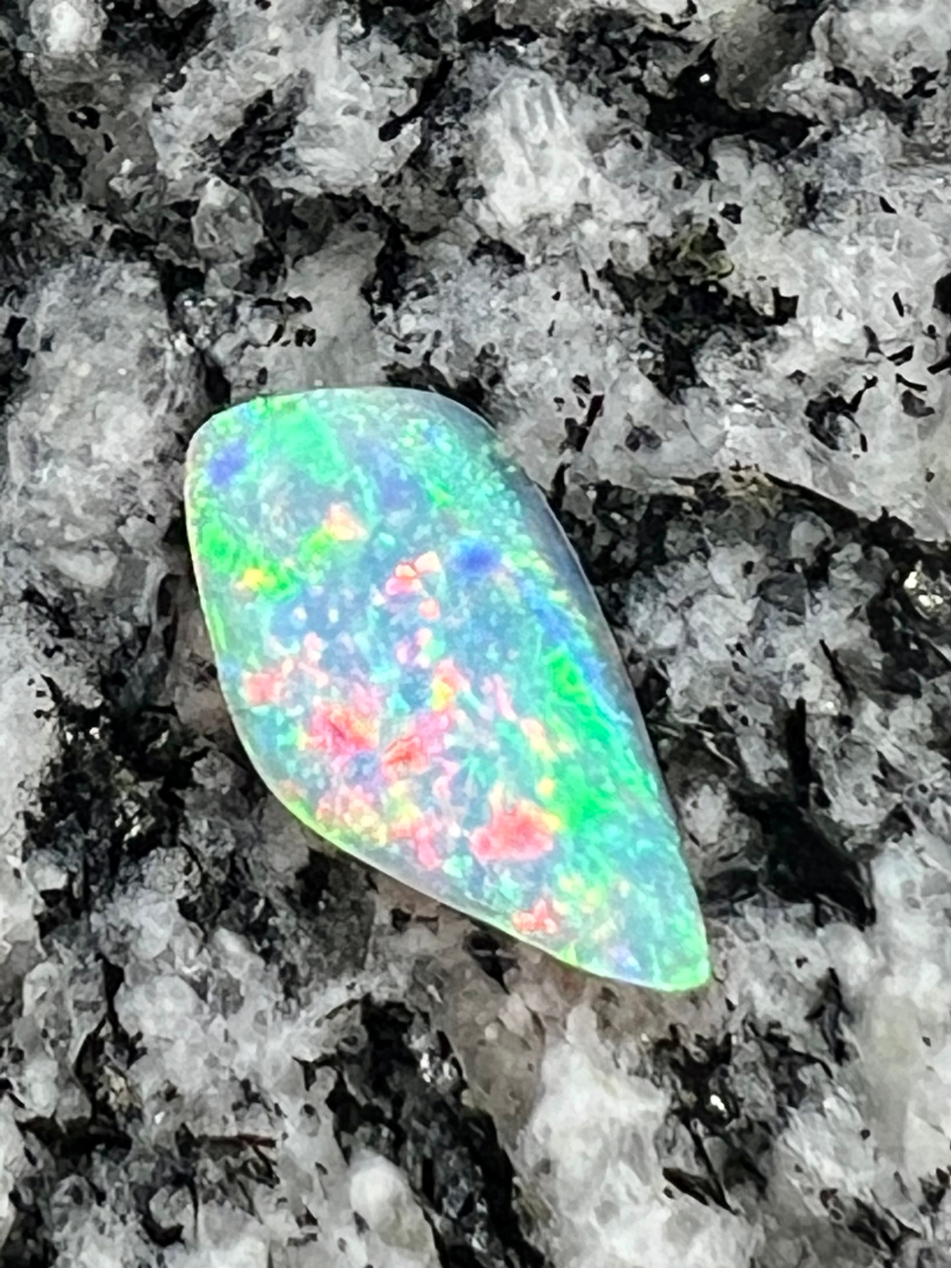 1,58 ct fully saturated non directional 2-sided crystal opal