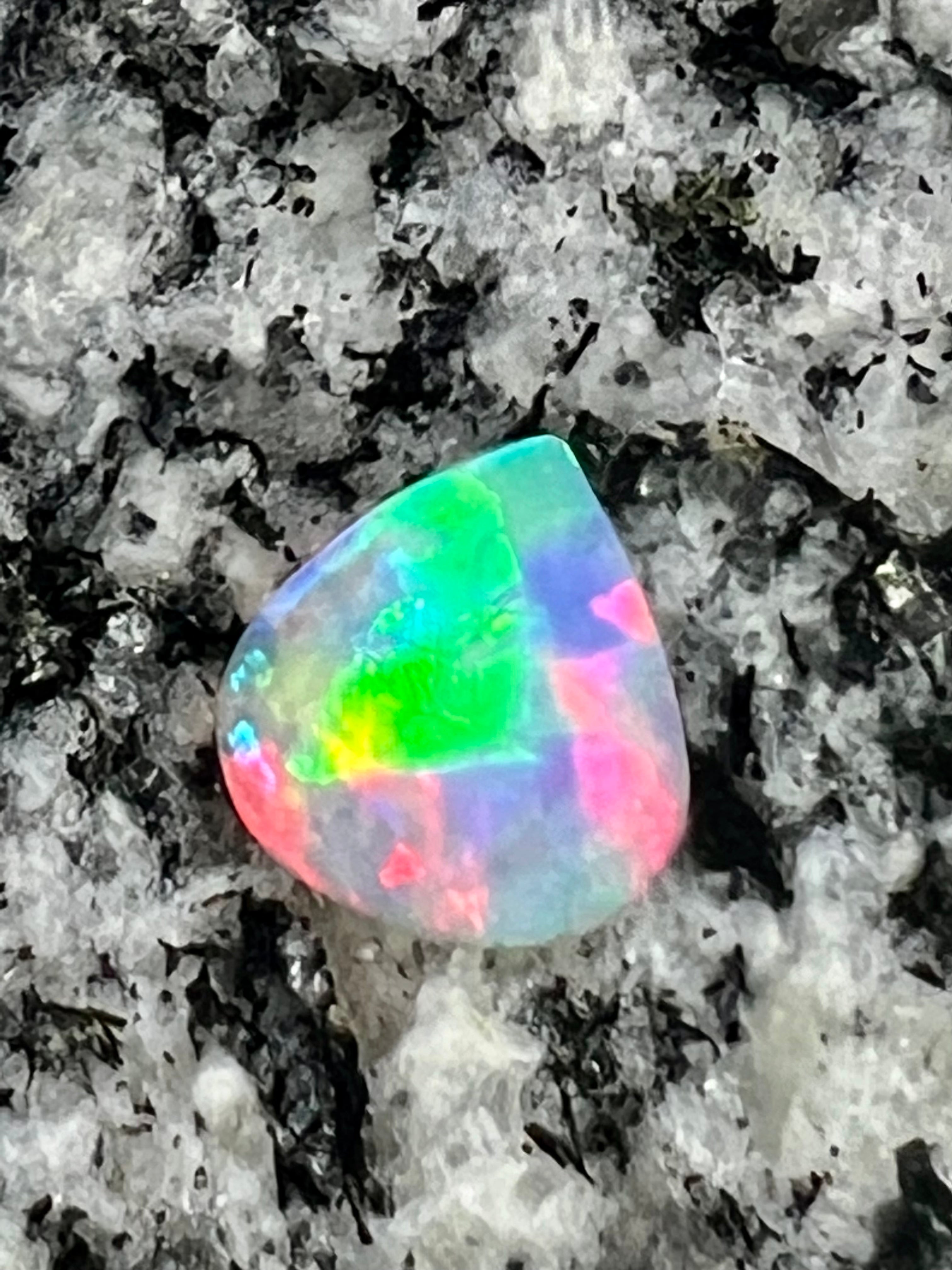 1,16 ct extreem bright 2- sided Crystal opal