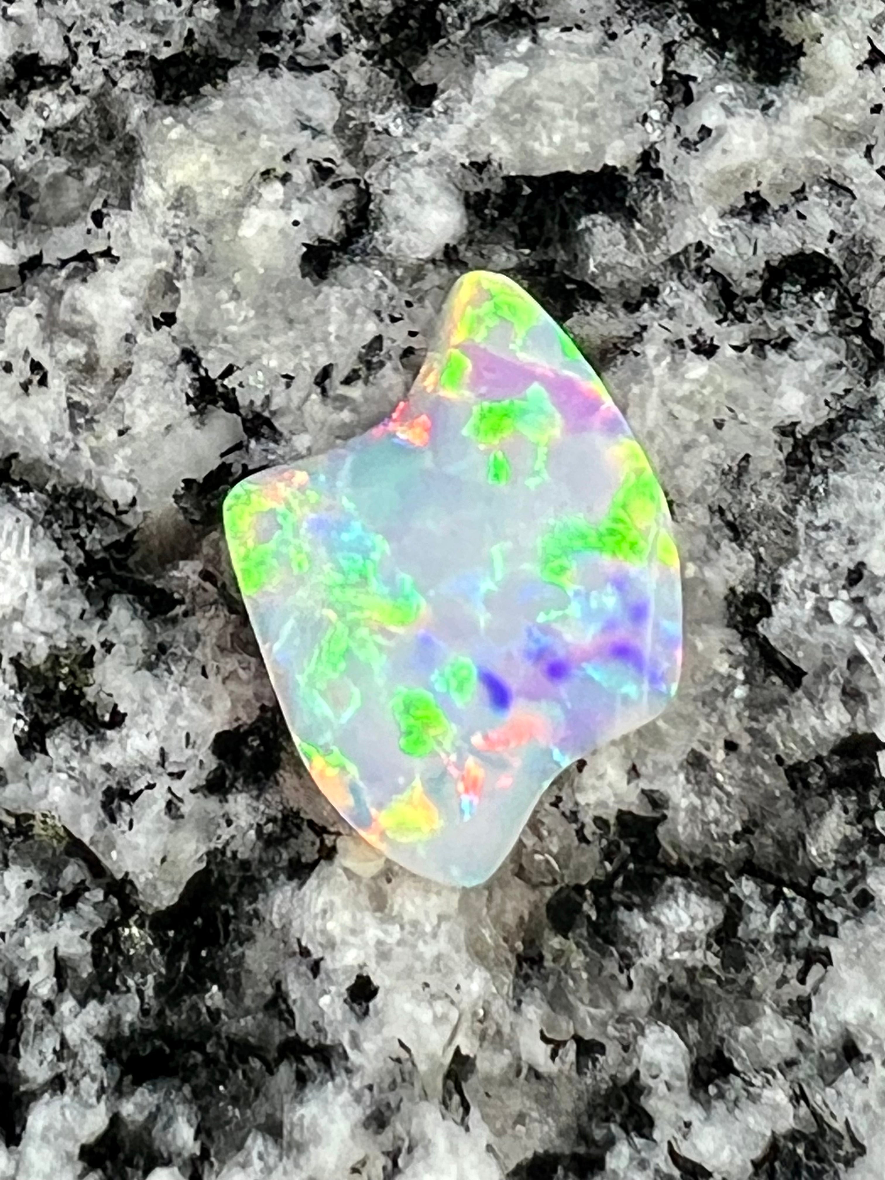 4,07 ct extreem bright 2-sided opal