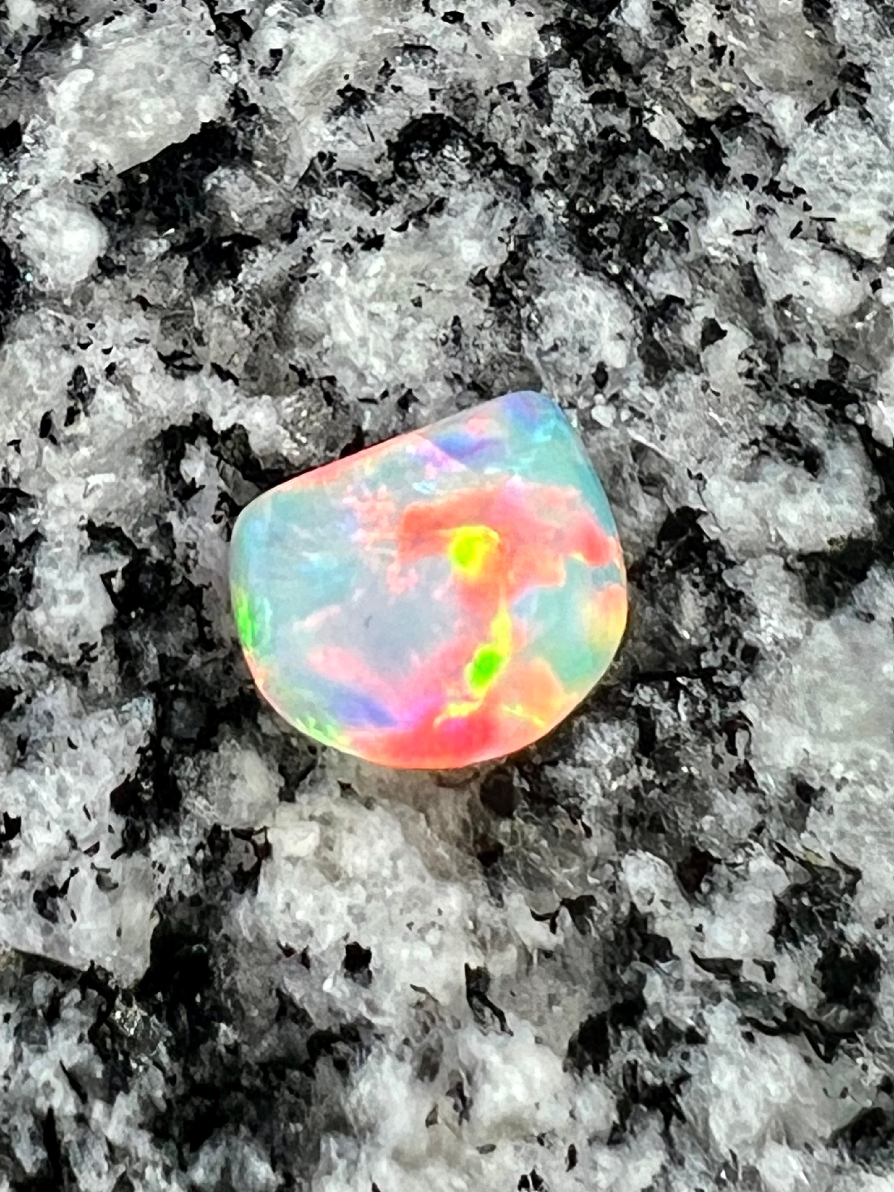 3,36 ct extreem bright 2 - sided Crystal opal