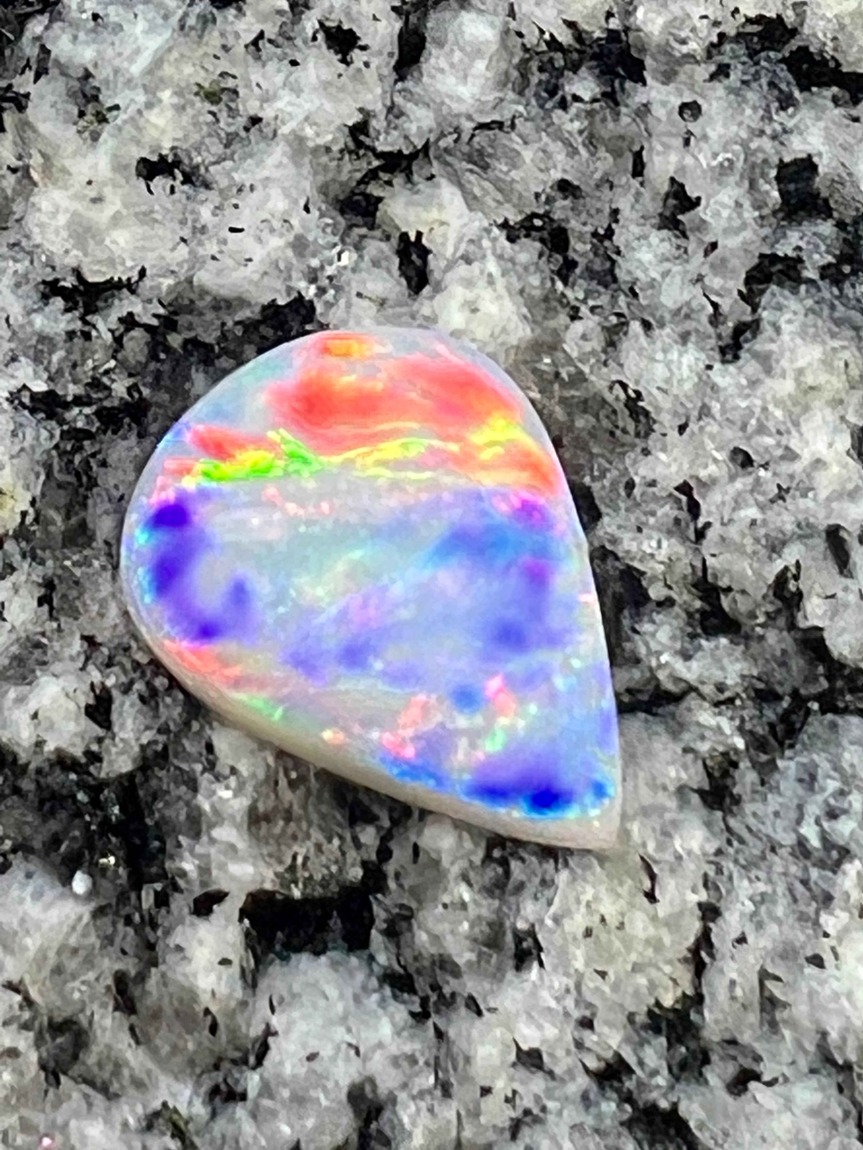 3,82 ct every color of the rainbow extreem bright opal