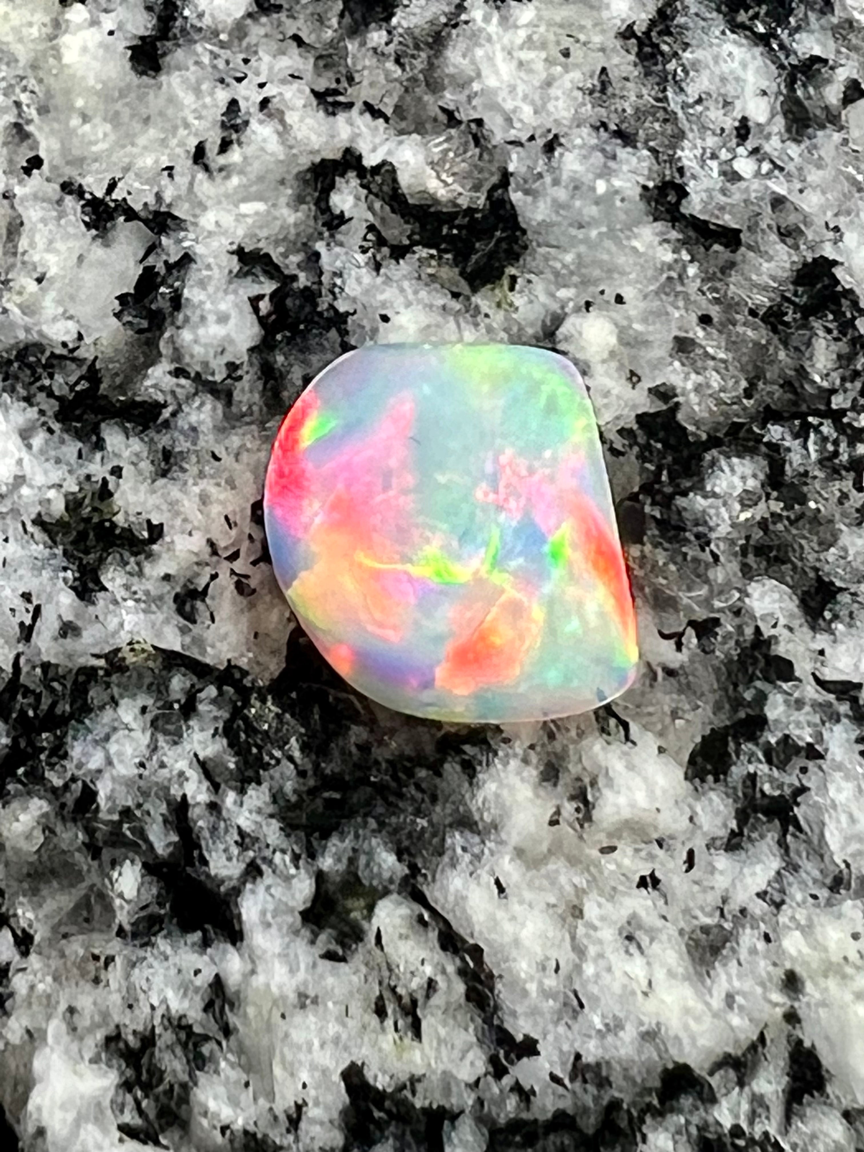 3,36 ct extreem bright 2 - sided Crystal opal