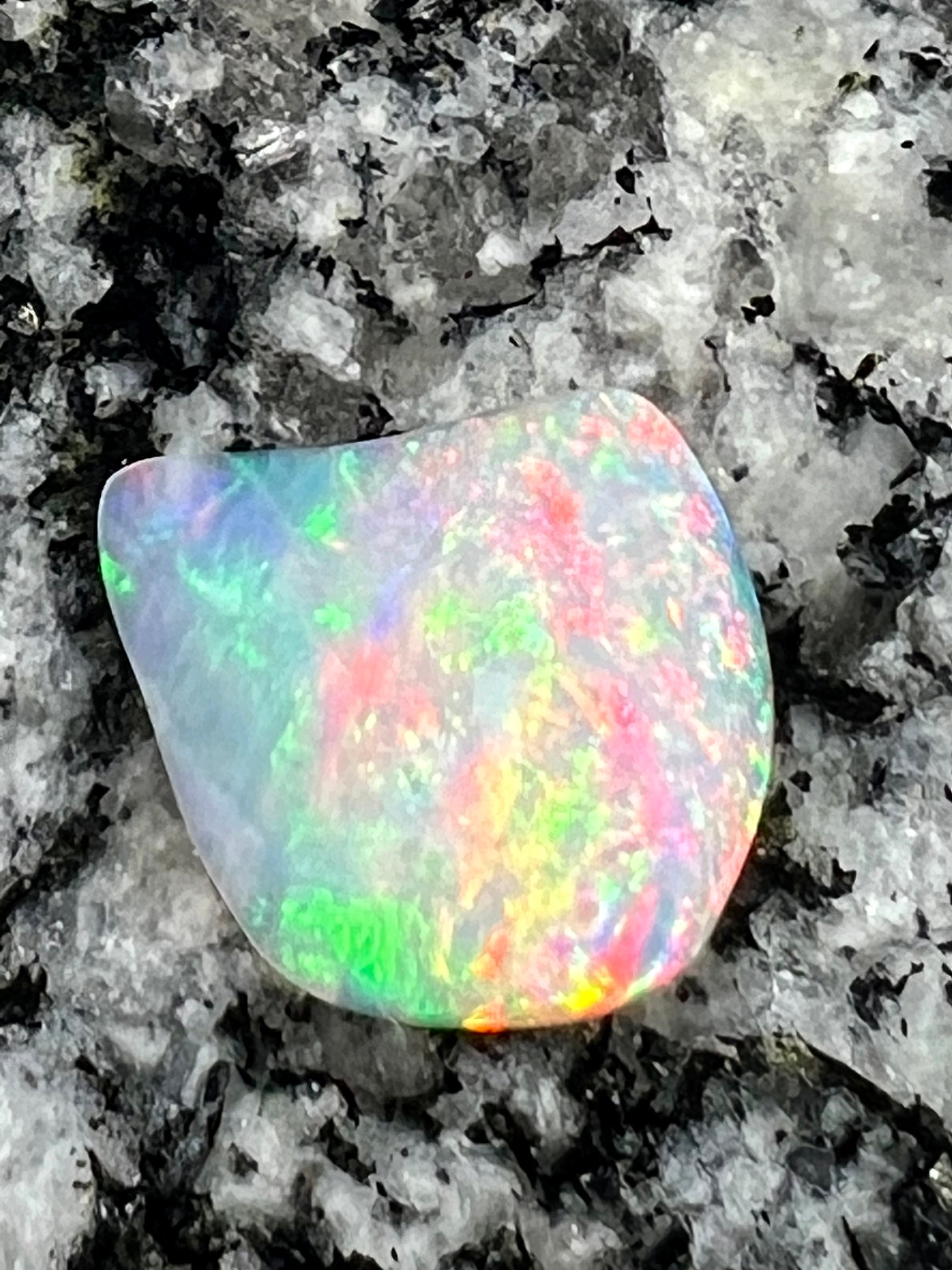 4,96 ct 2-sided fully saturated crystal opal