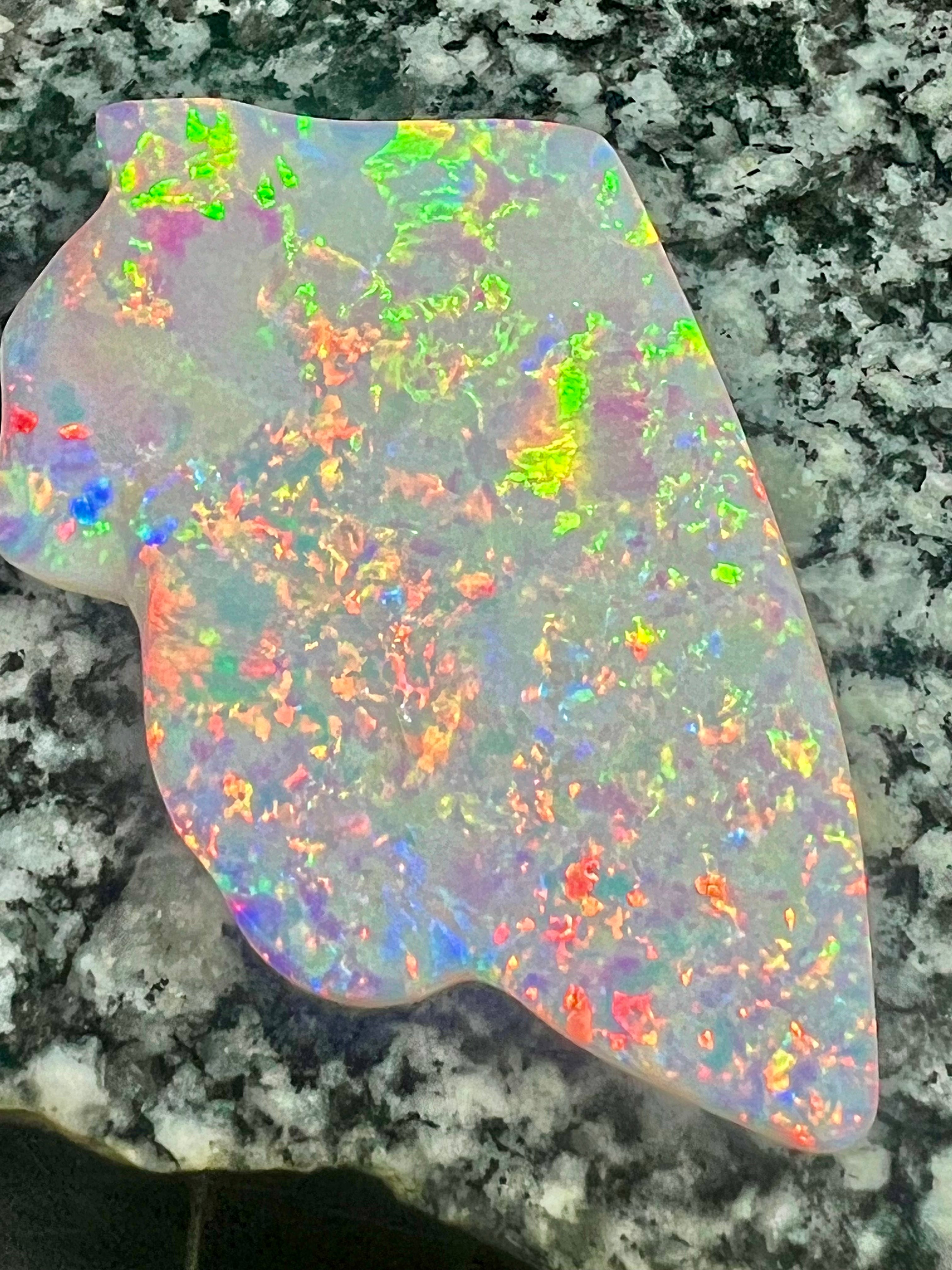 254,7 ct extreem bright very high Brazilian opal