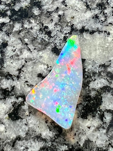 6,17 ct multi patern rainbow colors brazilian opal