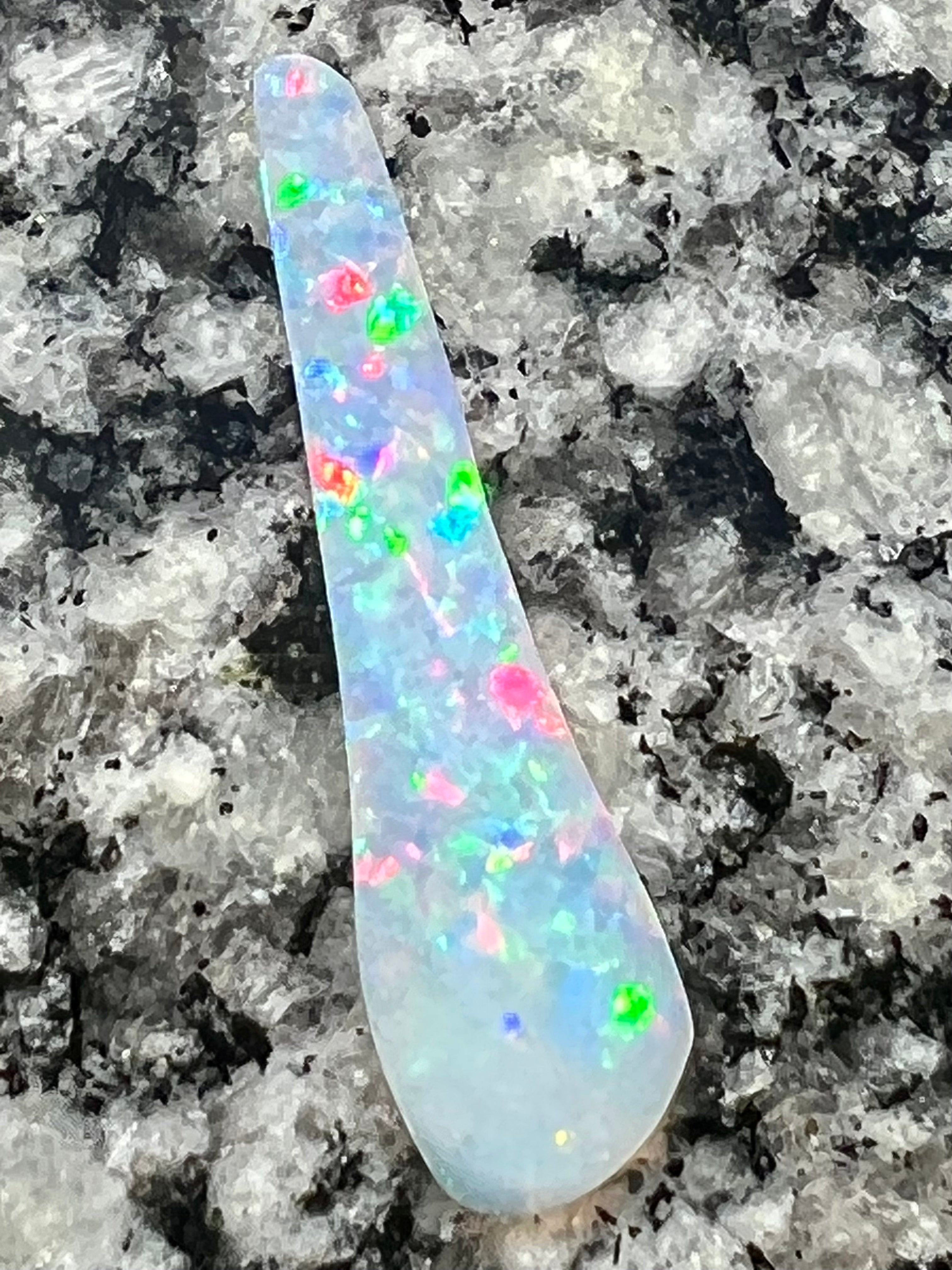 2,75 ct Extr Bright freeform multi color opal