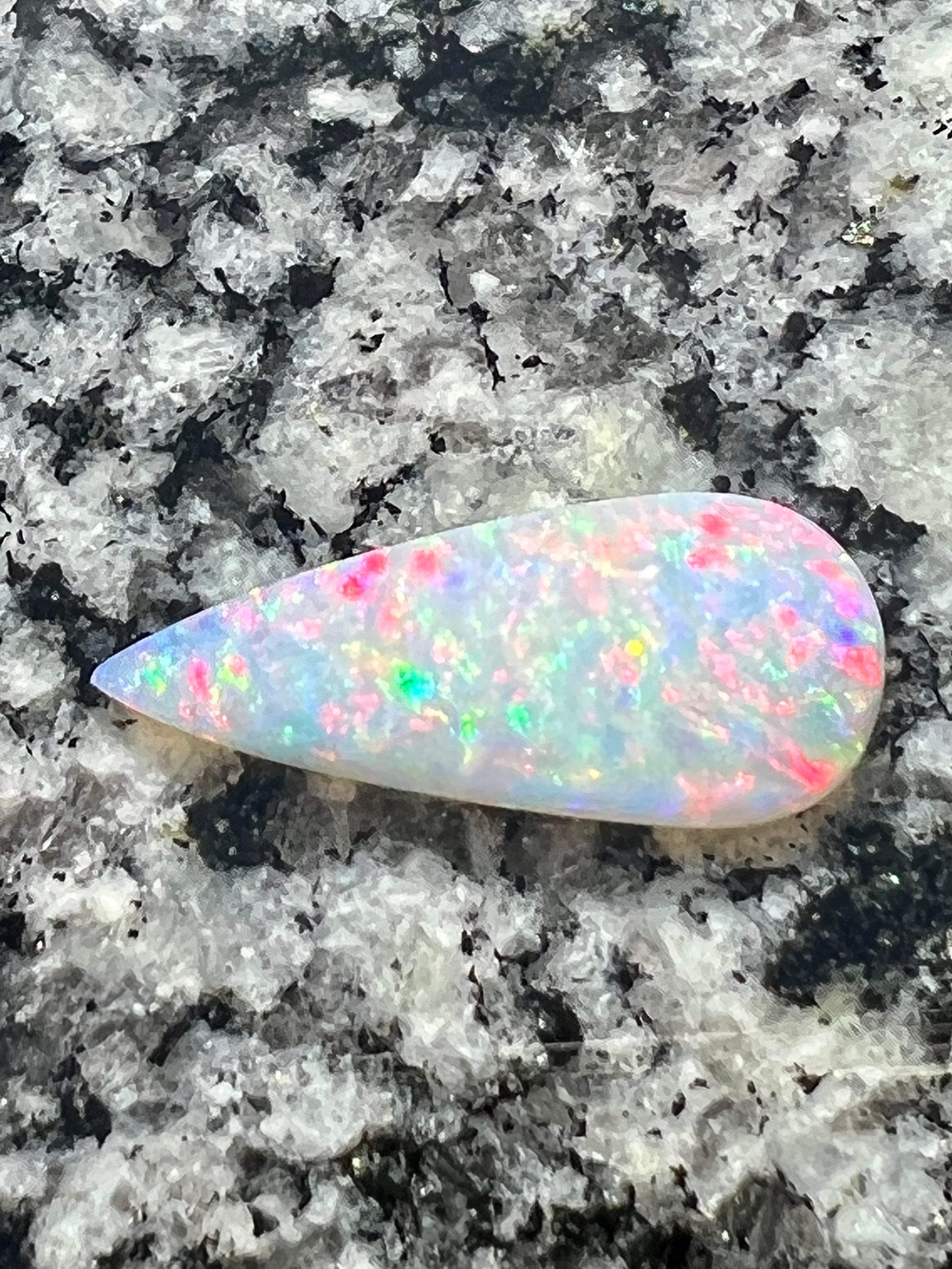 6,26 ct fully saturated teardrop opal