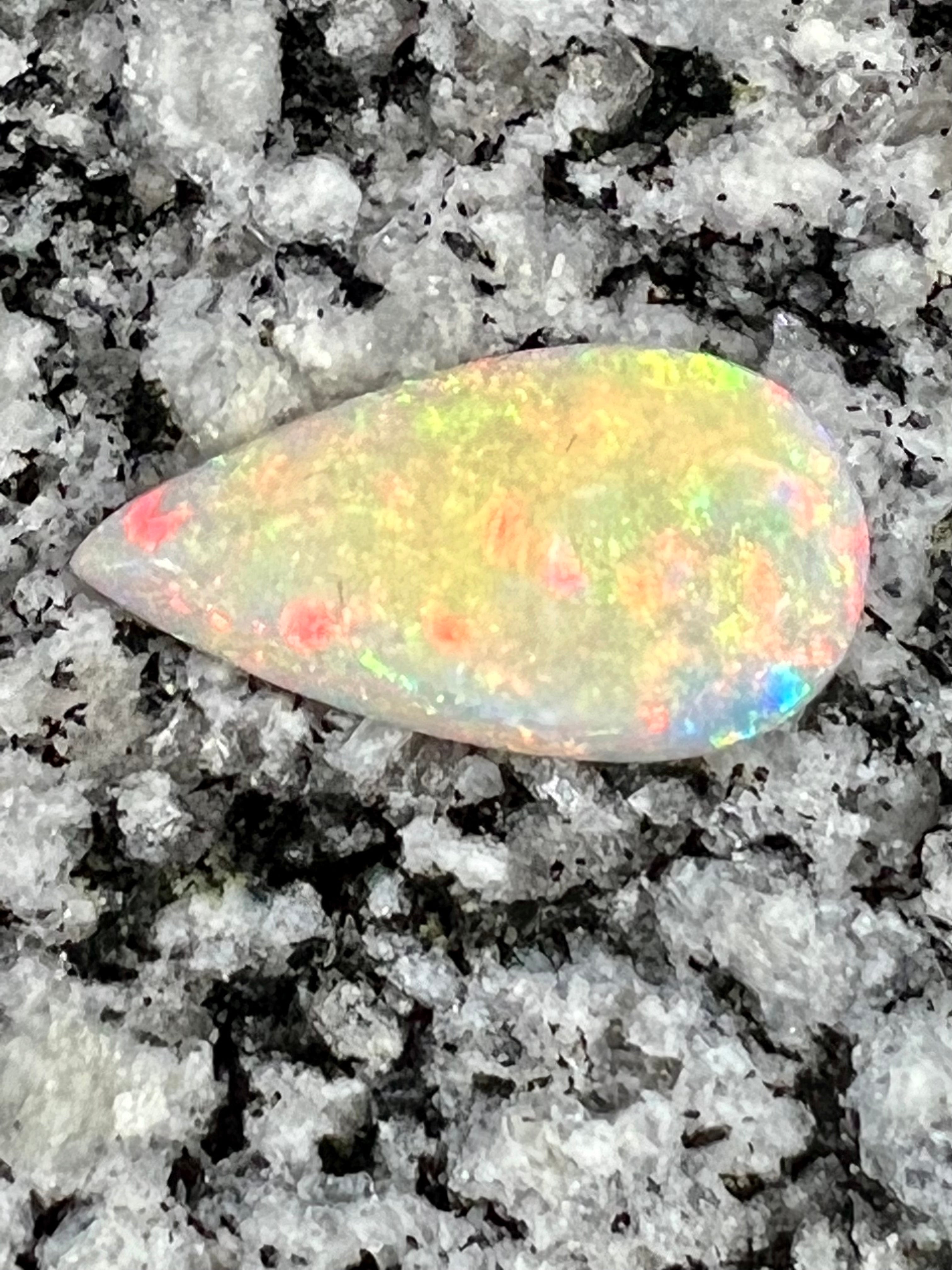 7,28ct fully saturated teardrop opal red fire inside