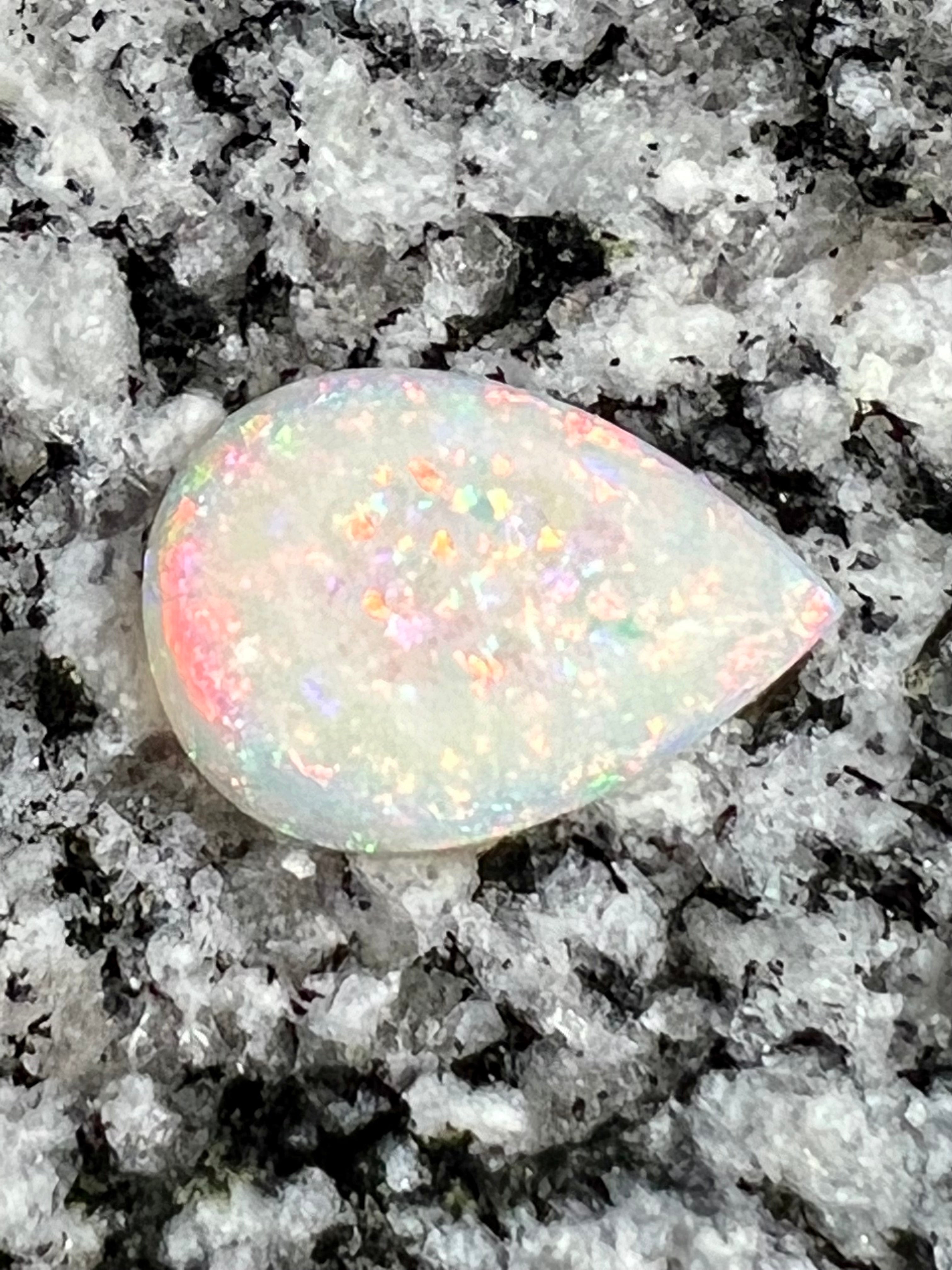 6,43ct fully saturated teardrop opal