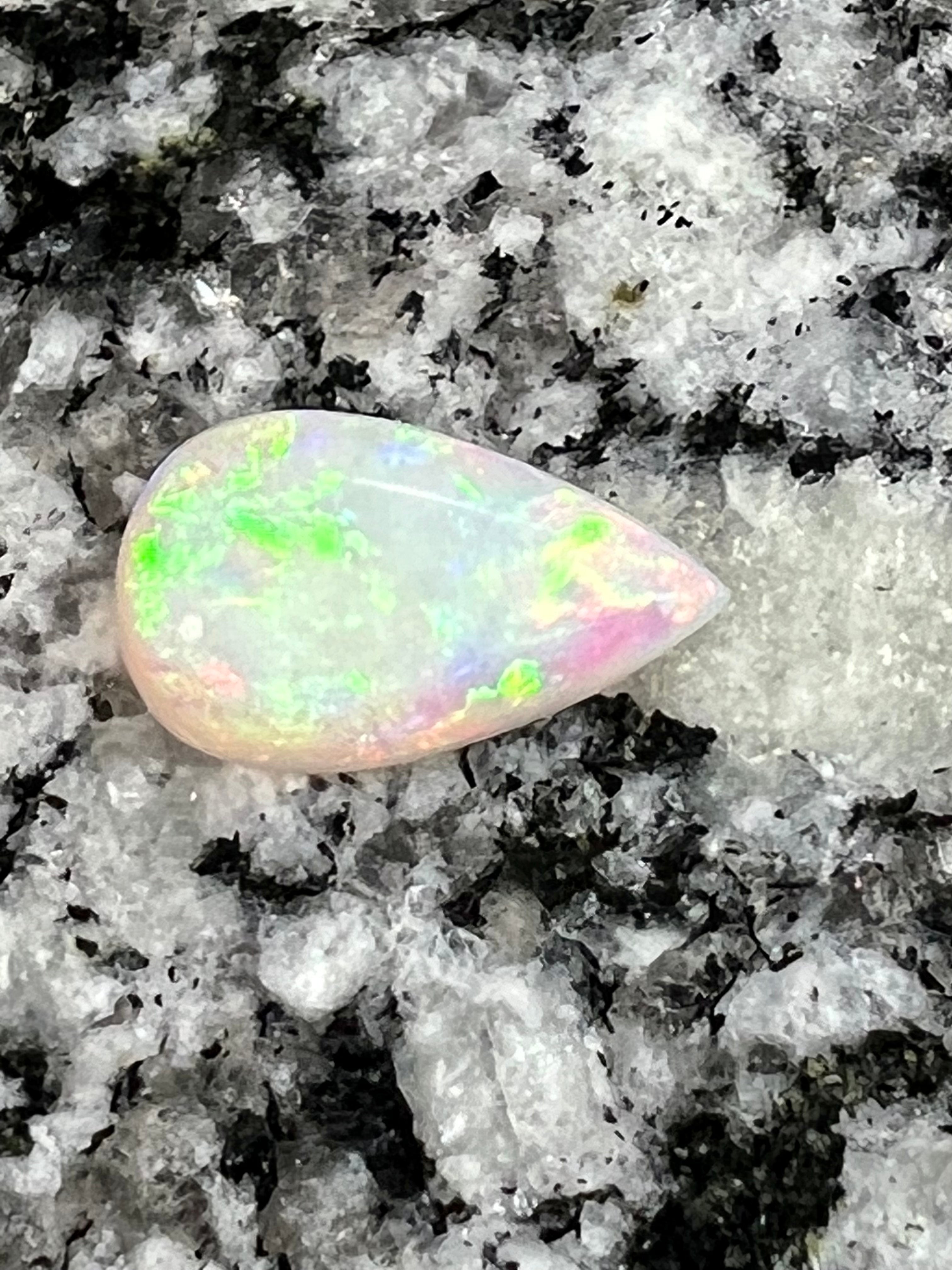 2,8 ct multi patern teardrop opal