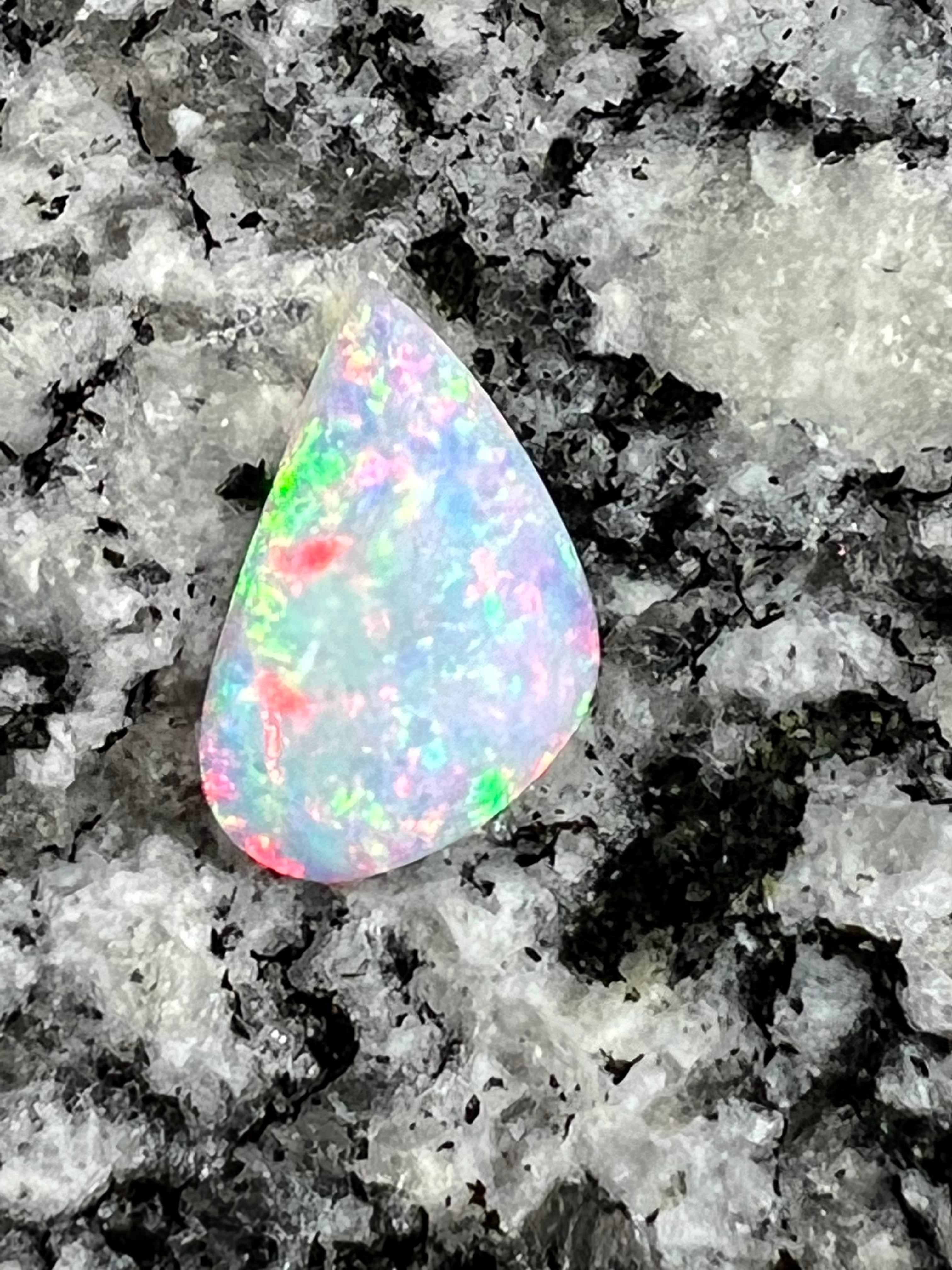 2,99 ct extreem bright double sided rainbow color opal