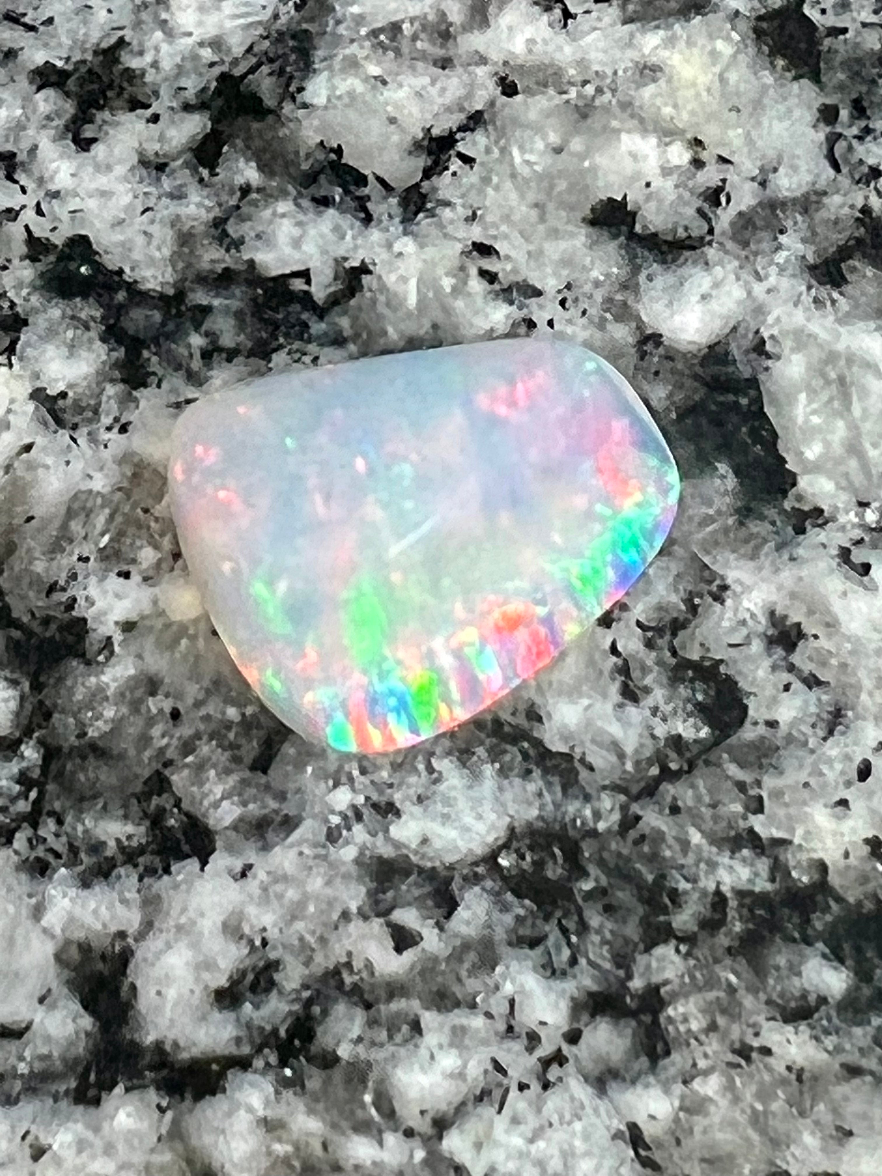 3,83 ct multi patern crystal freeform opal