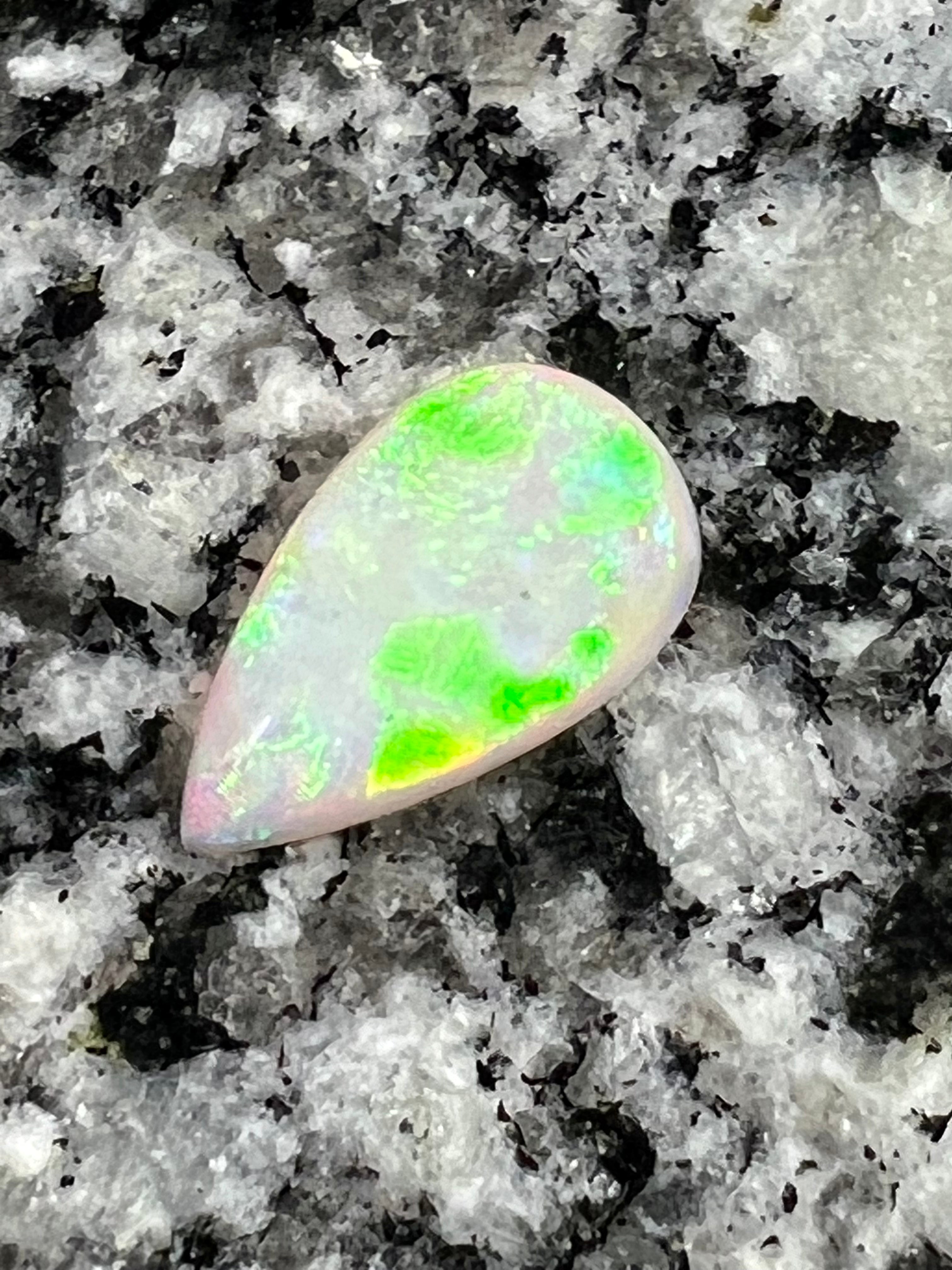 2,8 ct multi patern teardrop opal