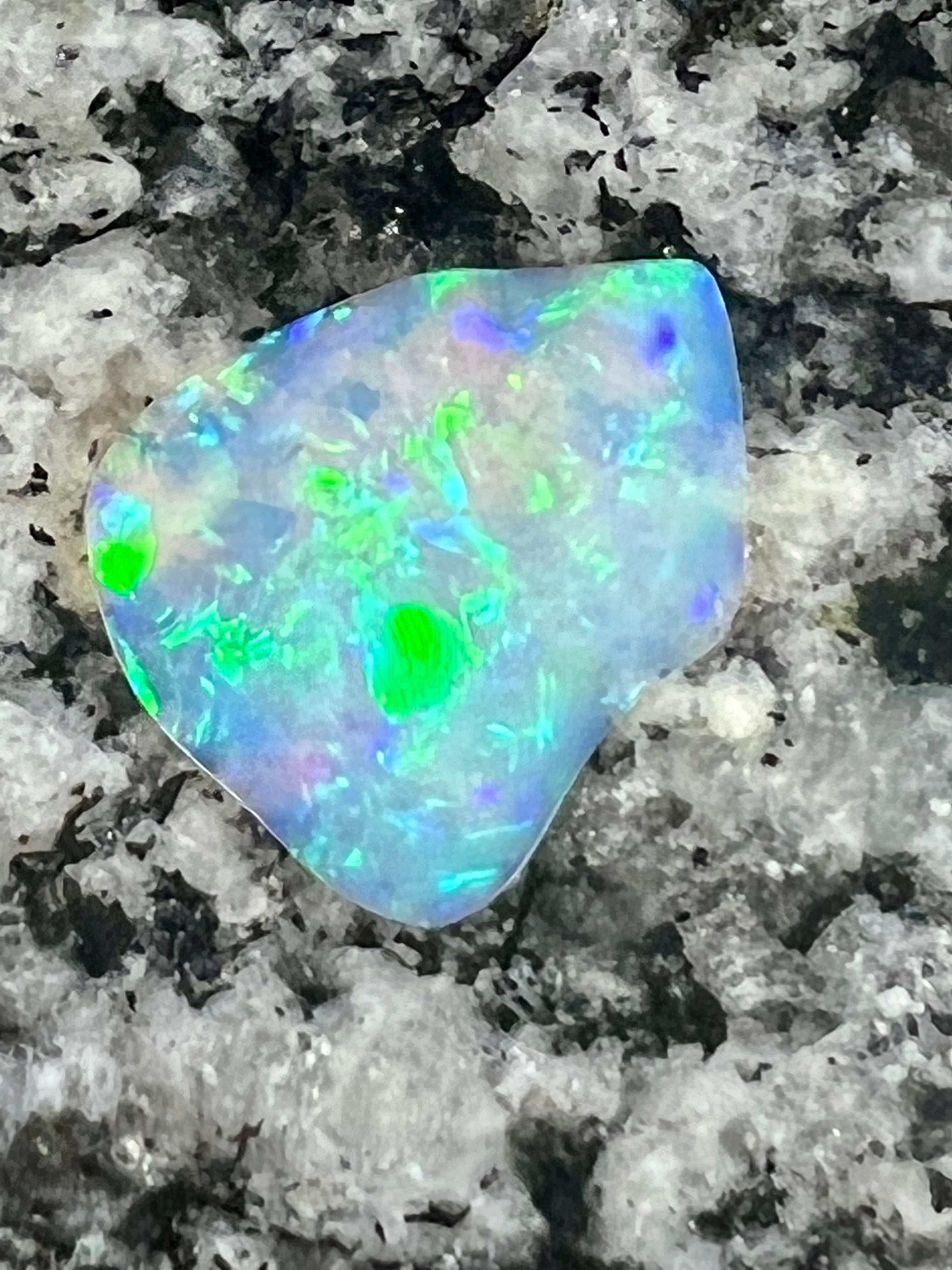 3,21 ct double sided floral patern crystal opal