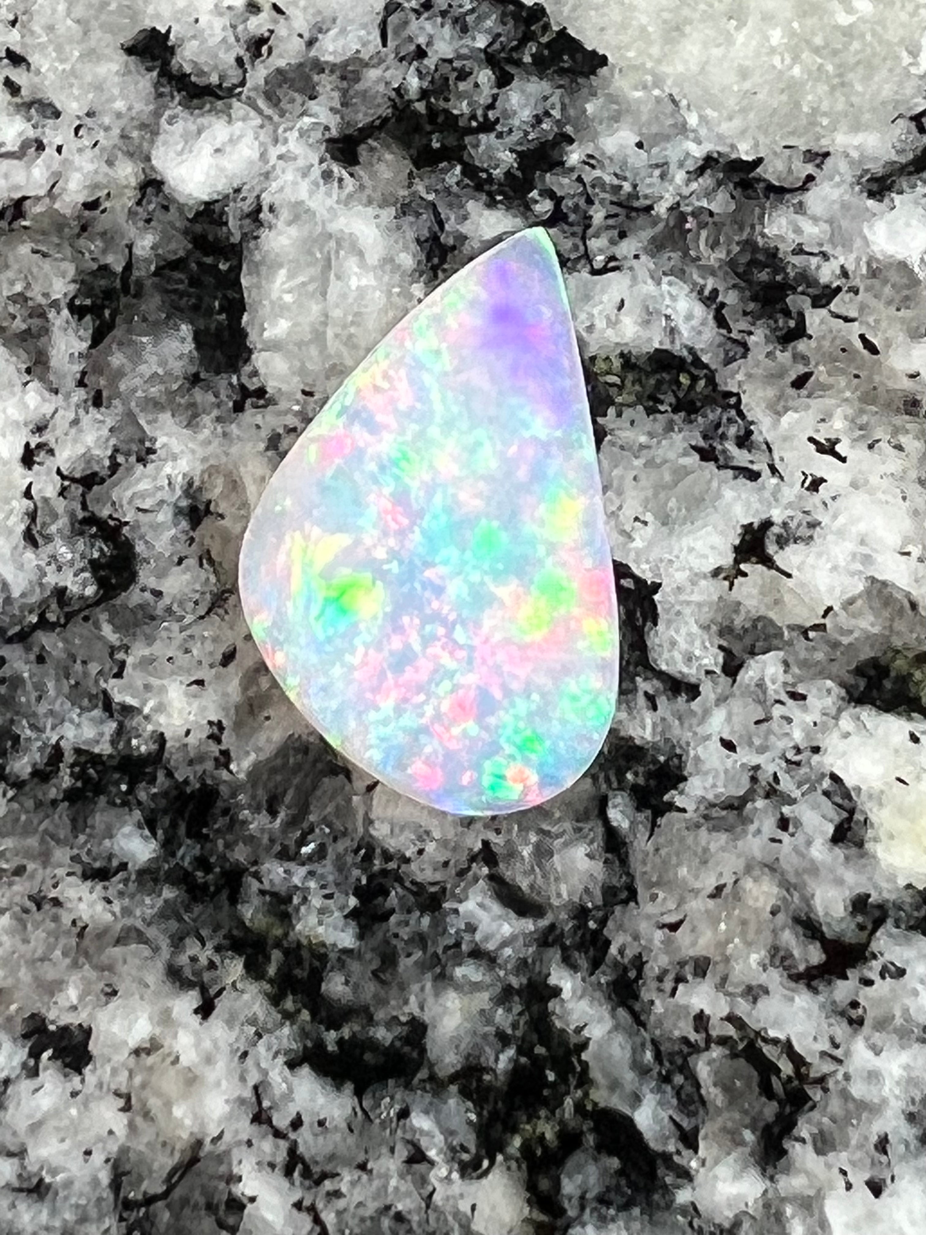 2,99 ct extreem bright double sided rainbow color opal