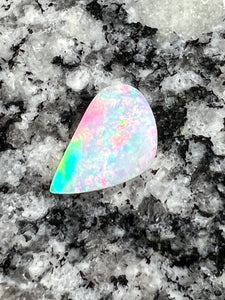 2,99 ct extreem bright double sided rainbow color opal