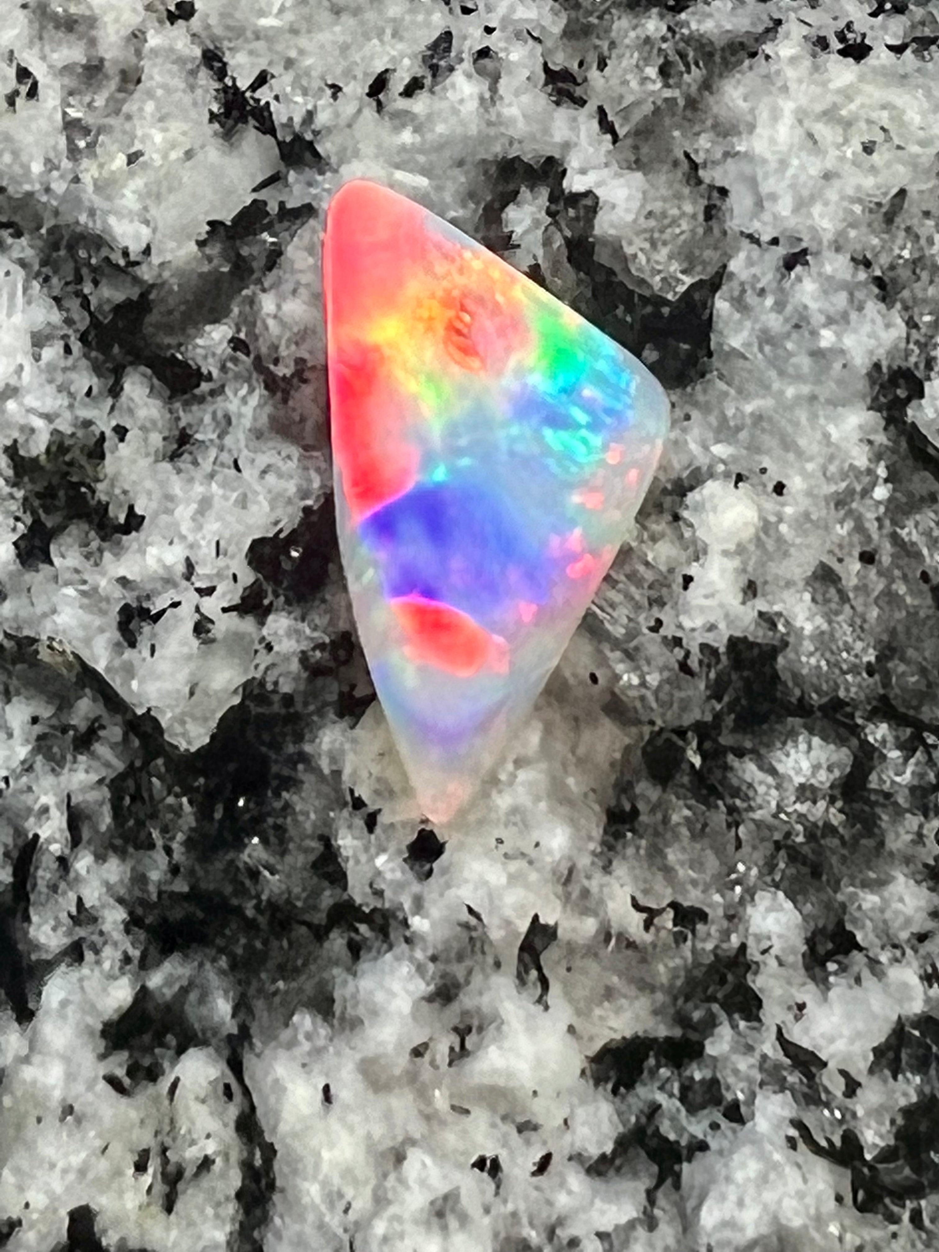 1,96 ct extreem bright rainbow colours opal