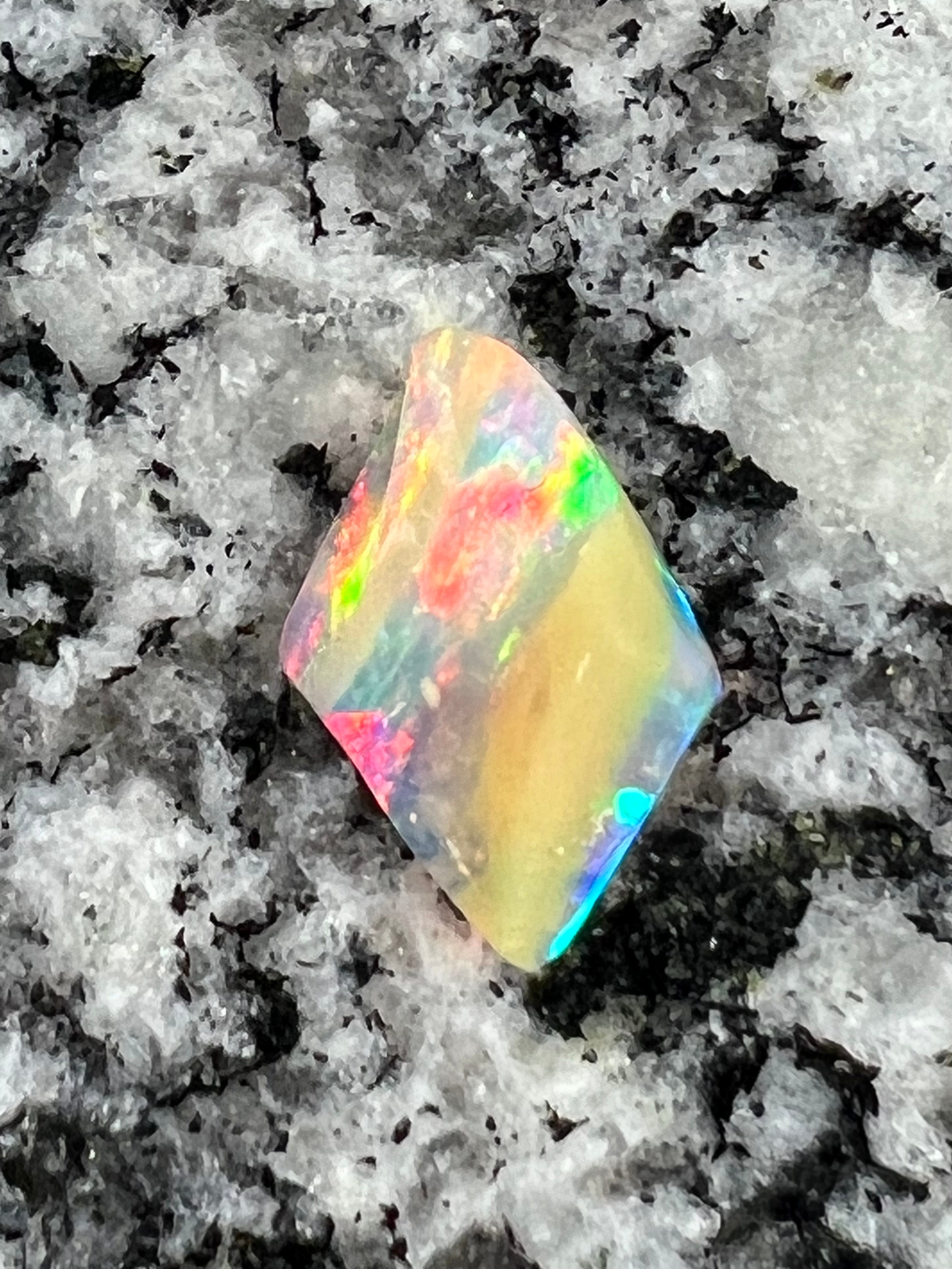 3.1 ct double sided extreem bright rainbow colours opal