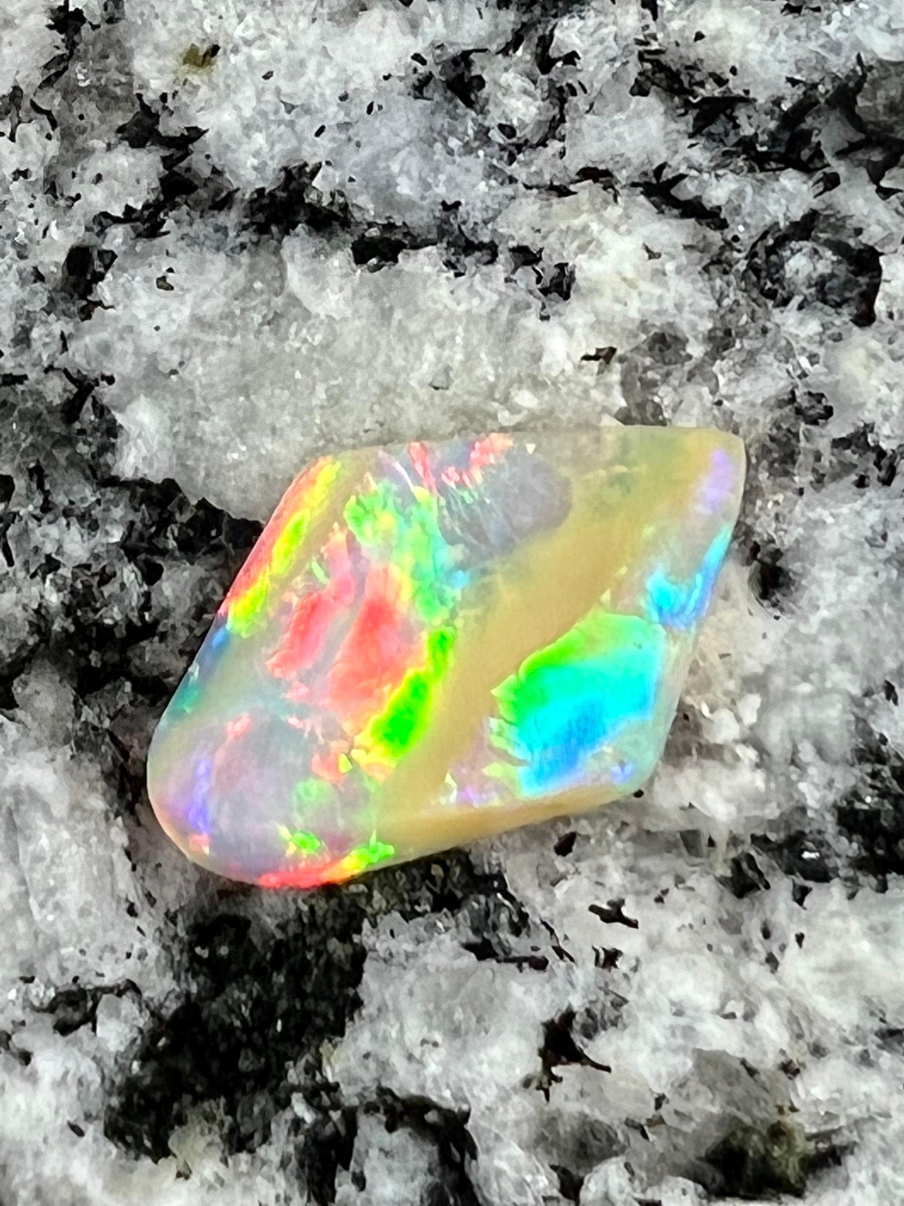 3.1 ct double sided extreem bright rainbow colours opal