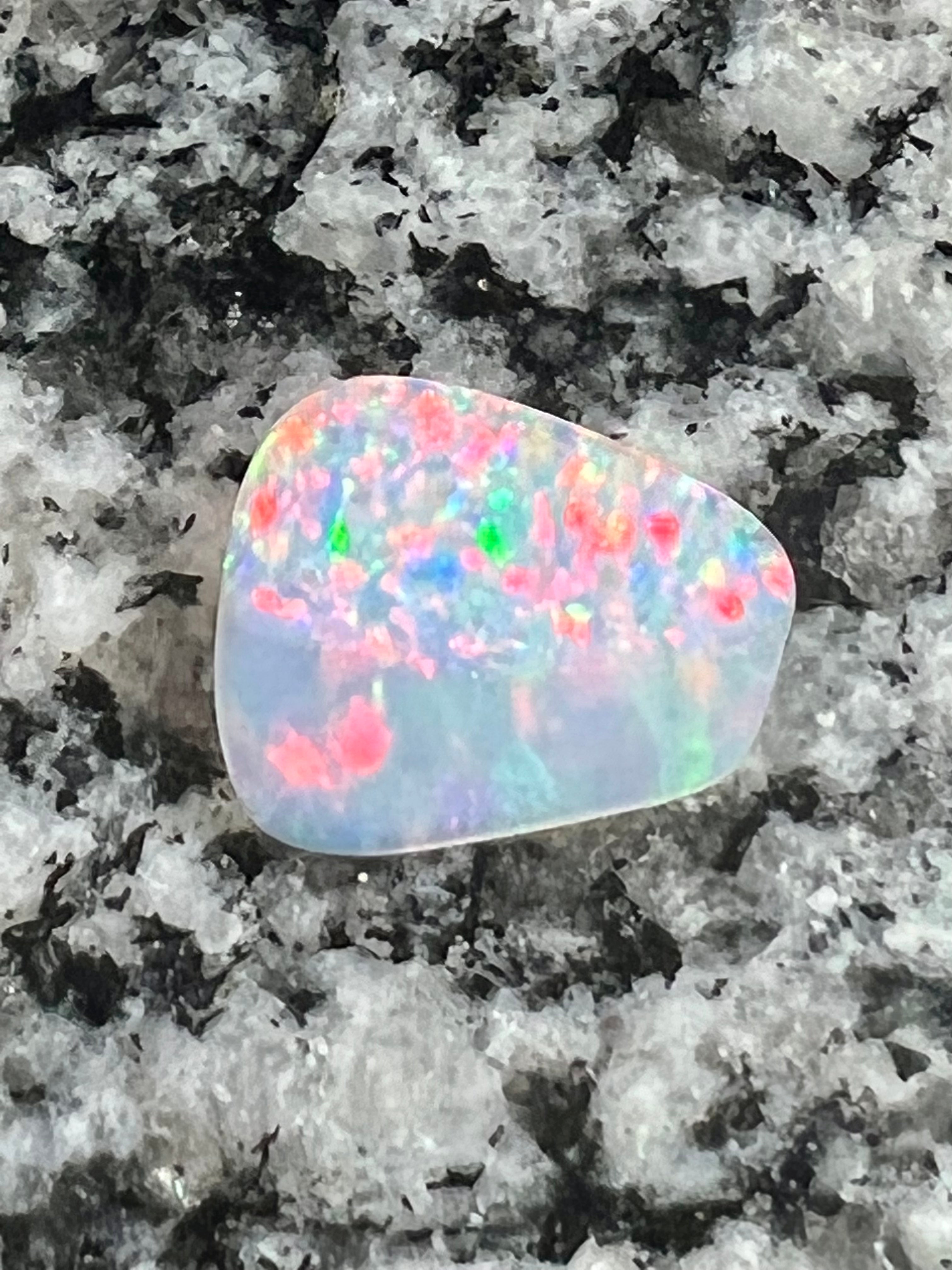 3,83 ct multi patern crystal freeform opal