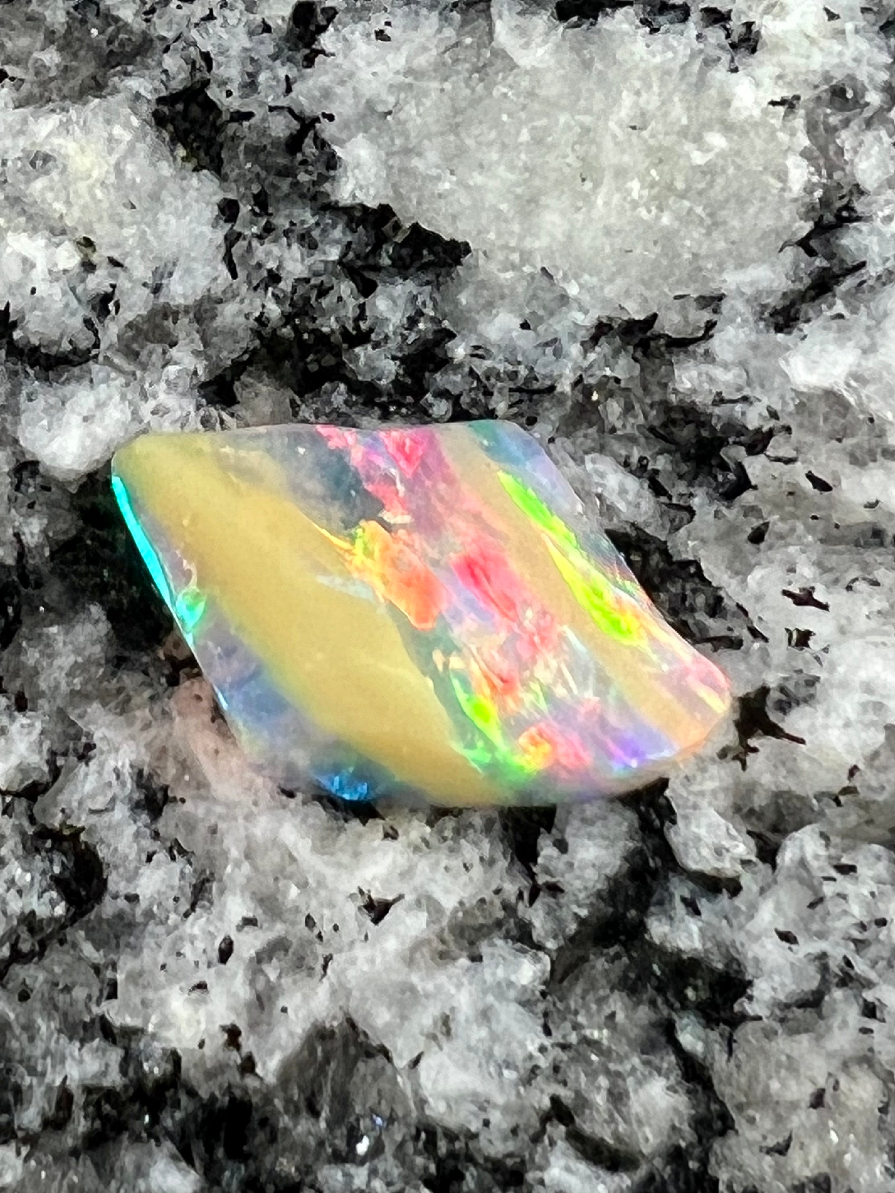 3.1 ct double sided extreem bright rainbow colours opal