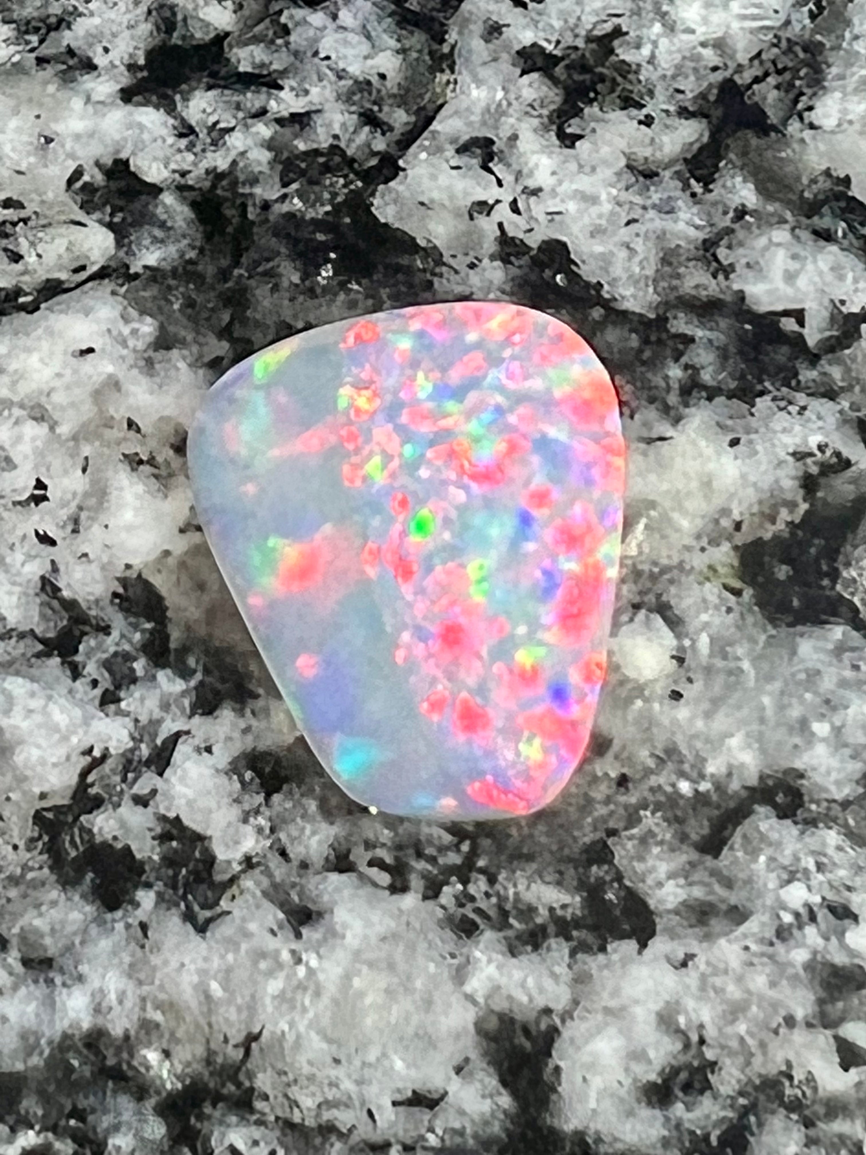 3,83 ct multi patern crystal freeform opal